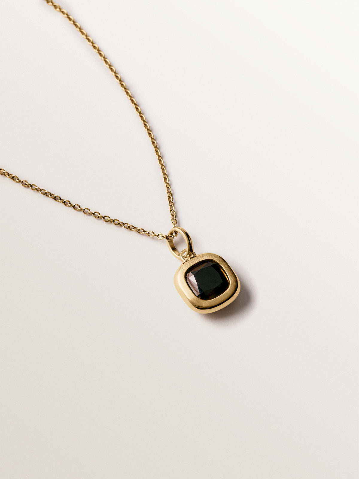 Charm de plata 925 bañada en oro amarillo de 18K con espinela negra