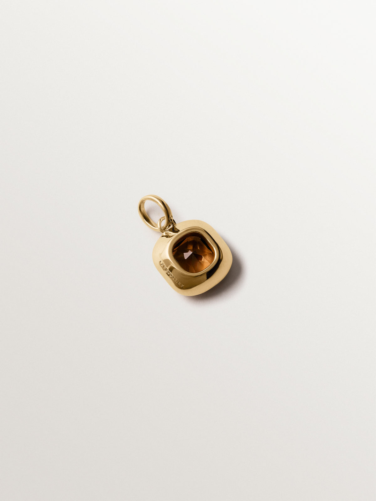Charm de plata 925 bañada en oro amarillo de 18K con cuarzo marrón