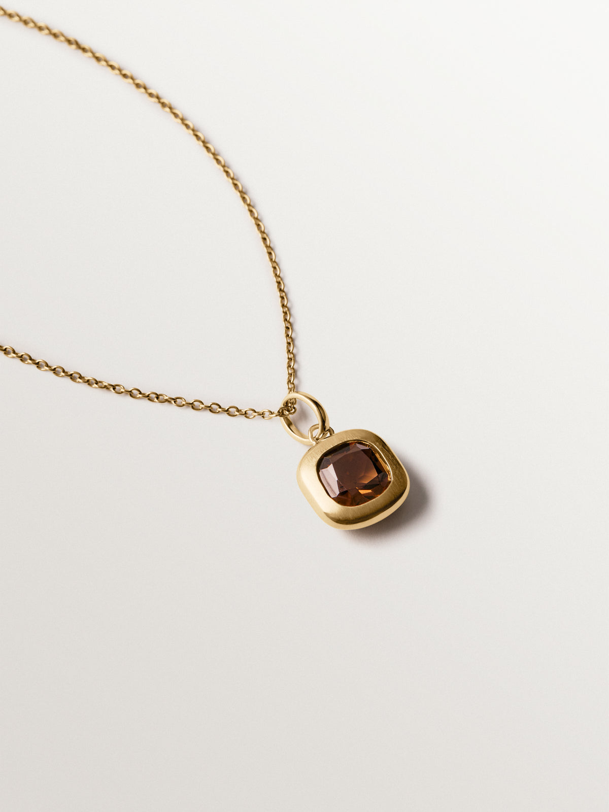 Charm de plata 925 bañada en oro amarillo de 18K con cuarzo marrón