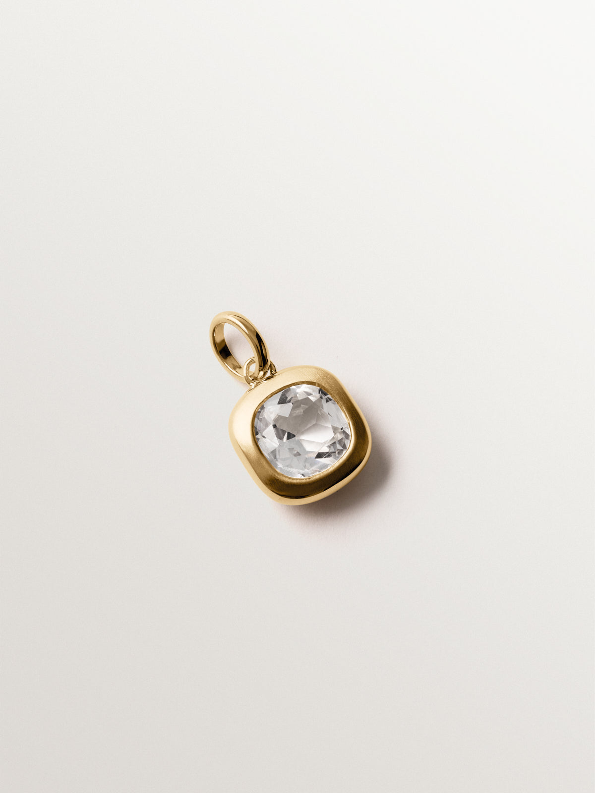 Charm de plata 925 bañada en oro amarillo de 18K con topacio blanco