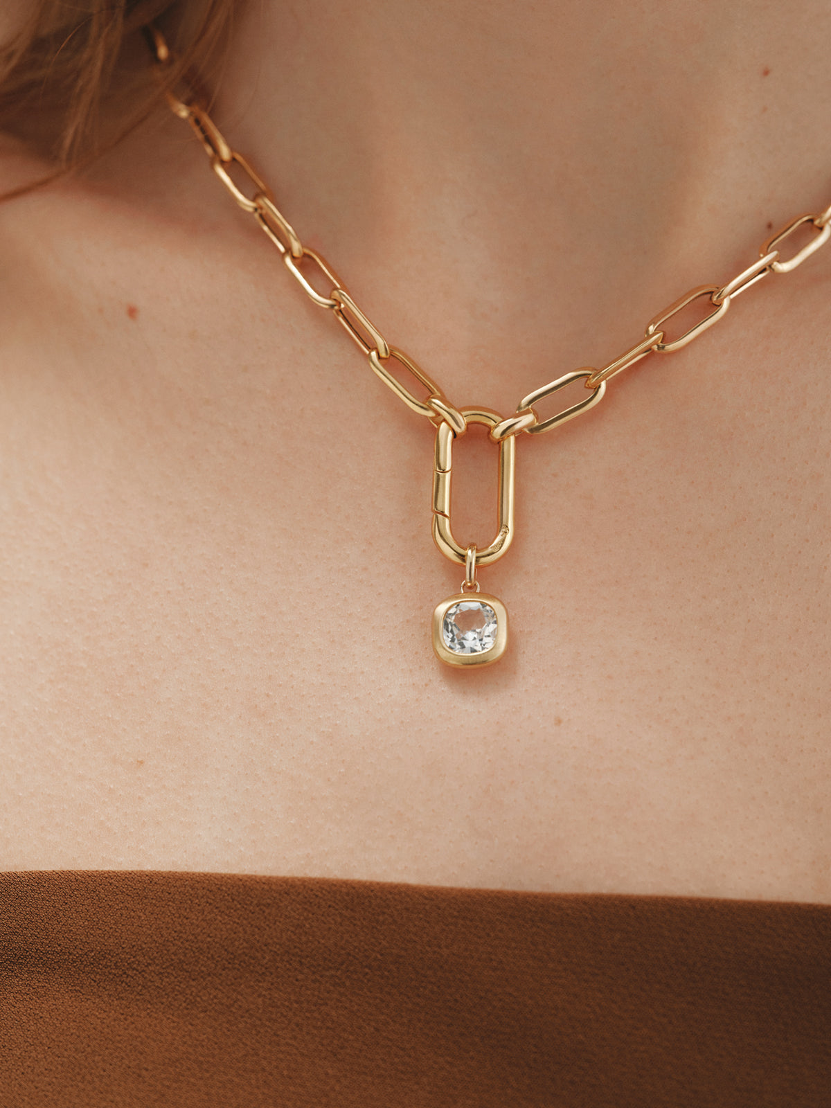 Charm de plata 925 bañada en oro amarillo de 18K con topacio blanco