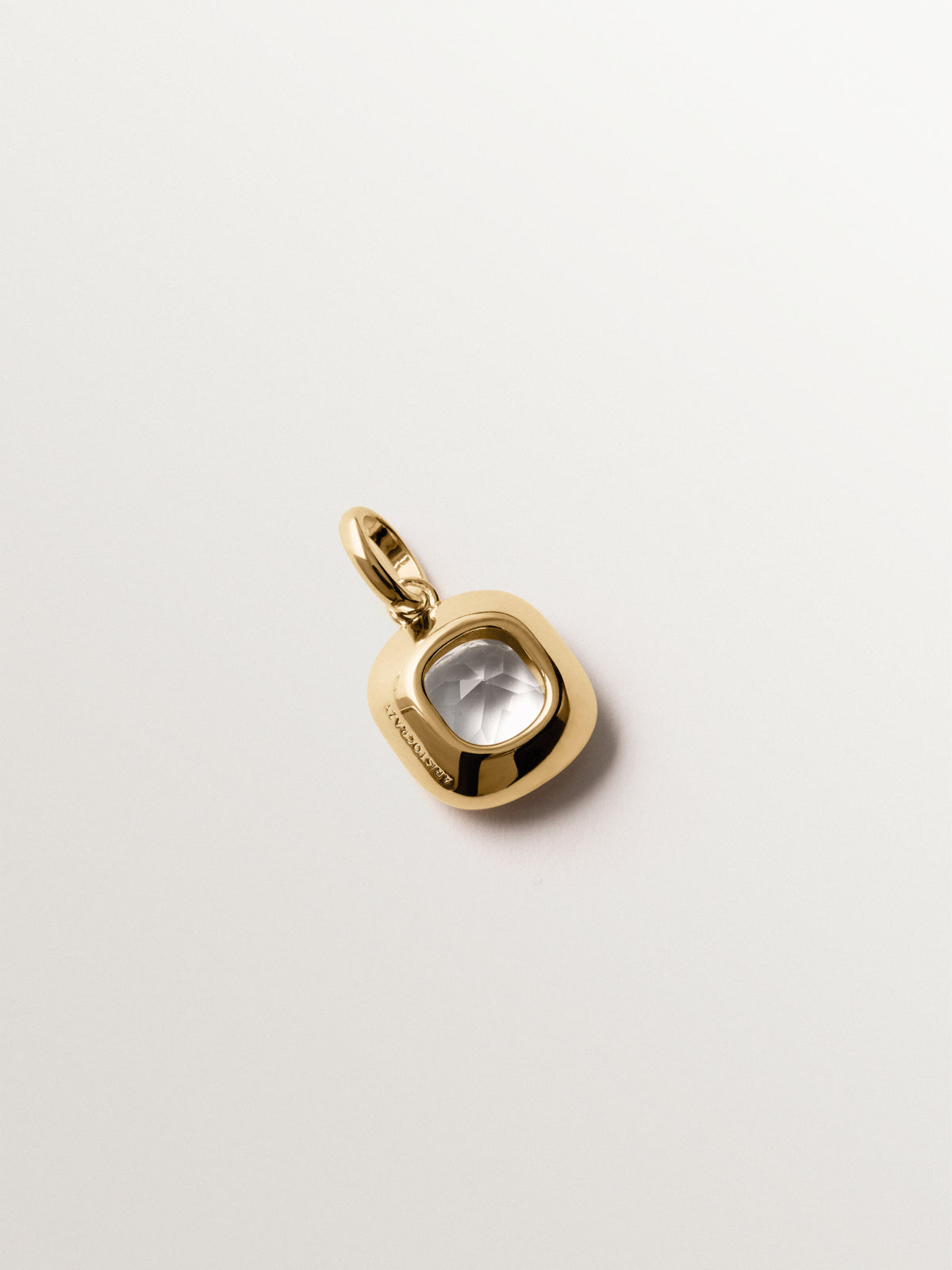 Charm de plata 925 bañada en oro amarillo de 18K con topacio blanco