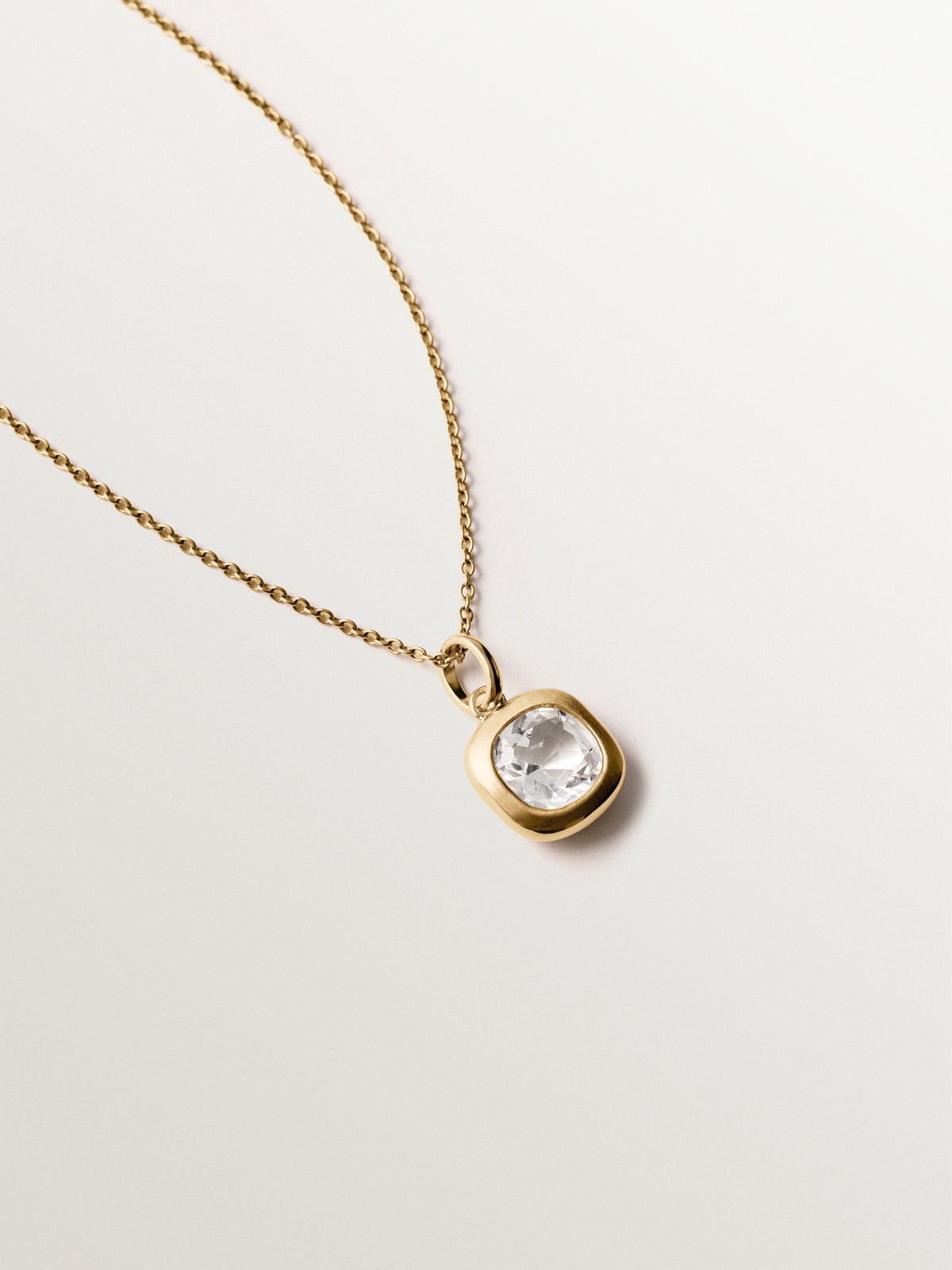 Charm de plata 925 bañada en oro amarillo de 18K con topacio azul sky