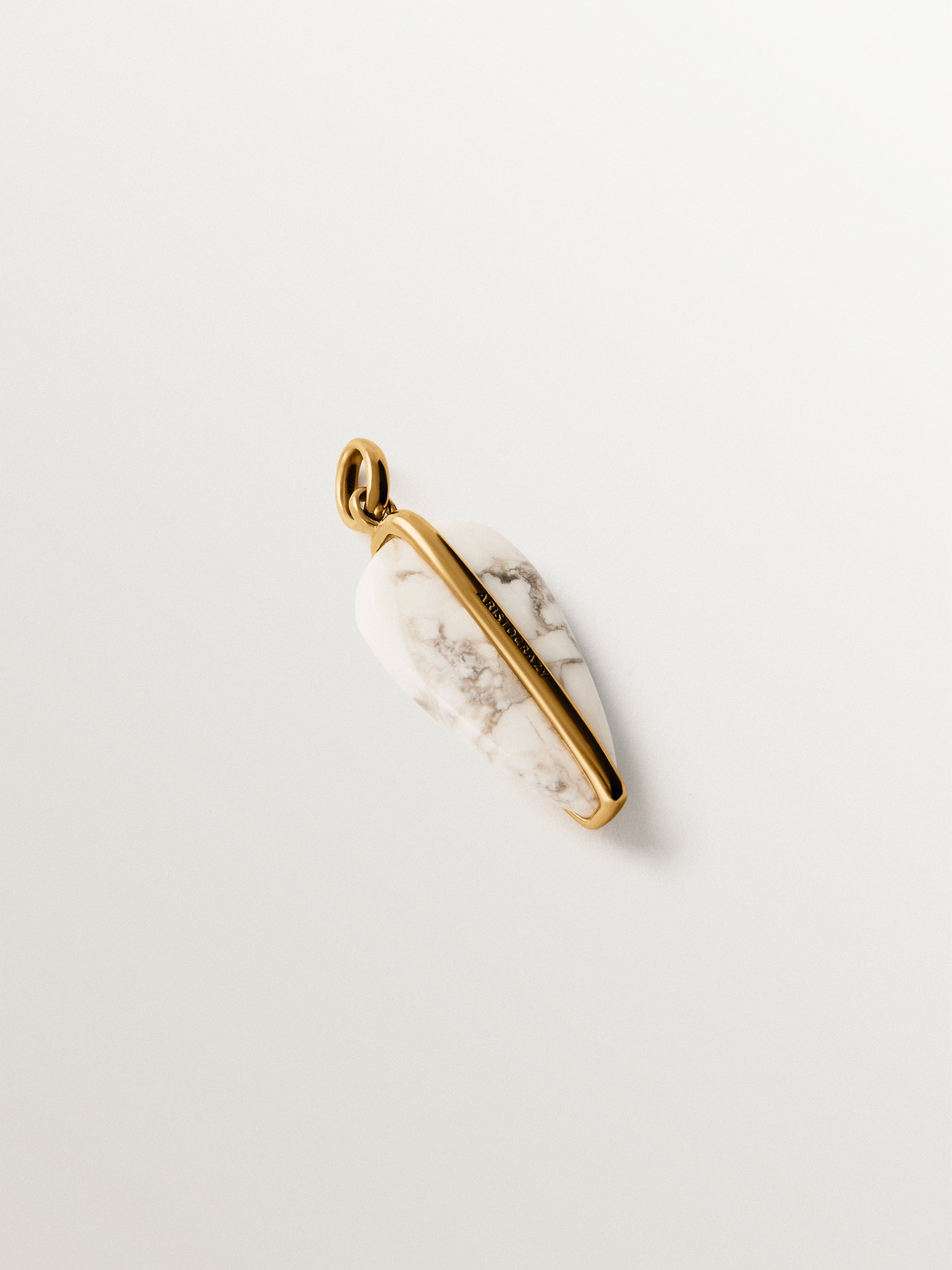 Charm de plata 925 bañada en oro amarillo de 18K con howlita