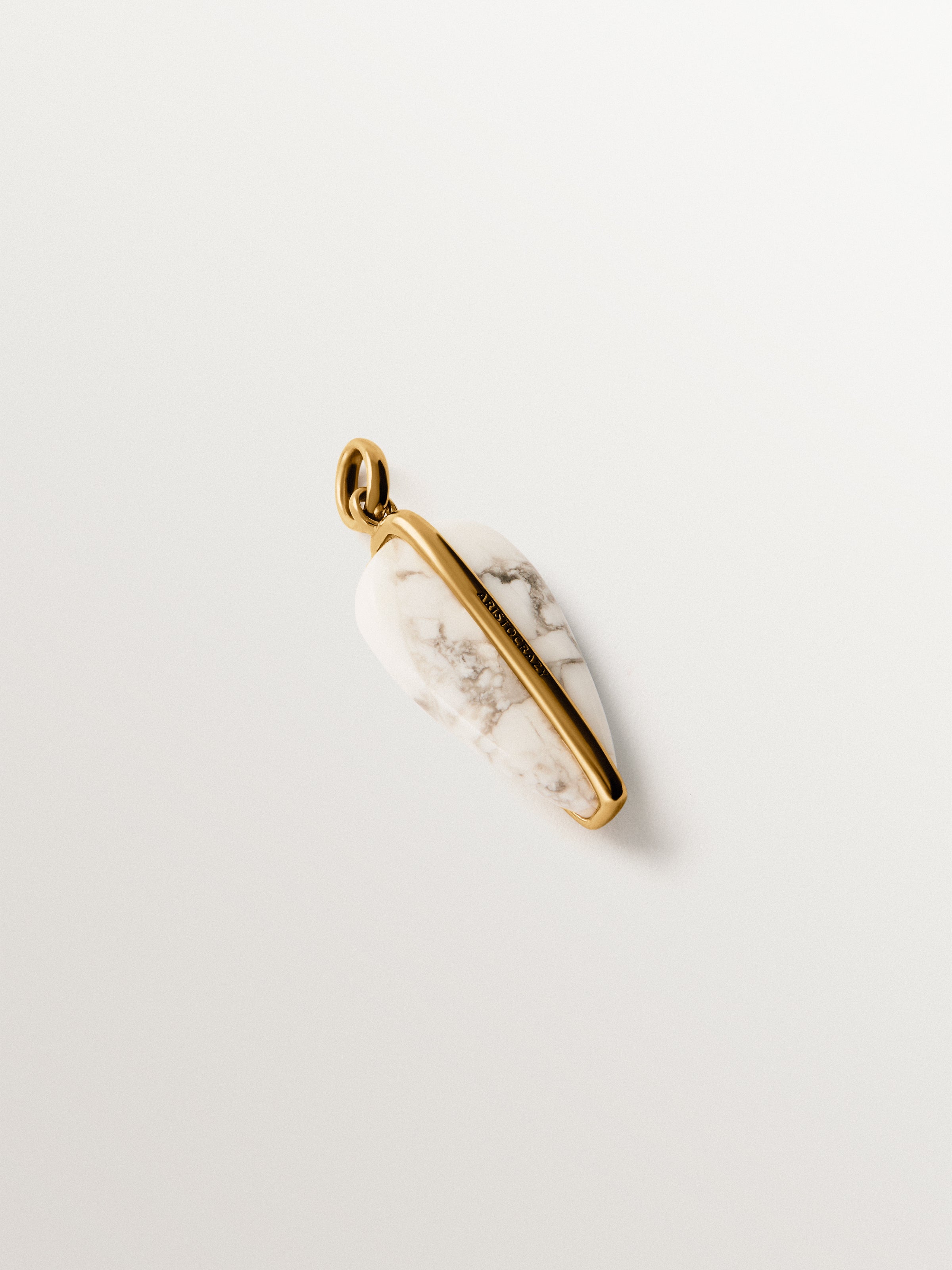 Charm de plata 925 bañada en oro amarillo de 18K con howlita