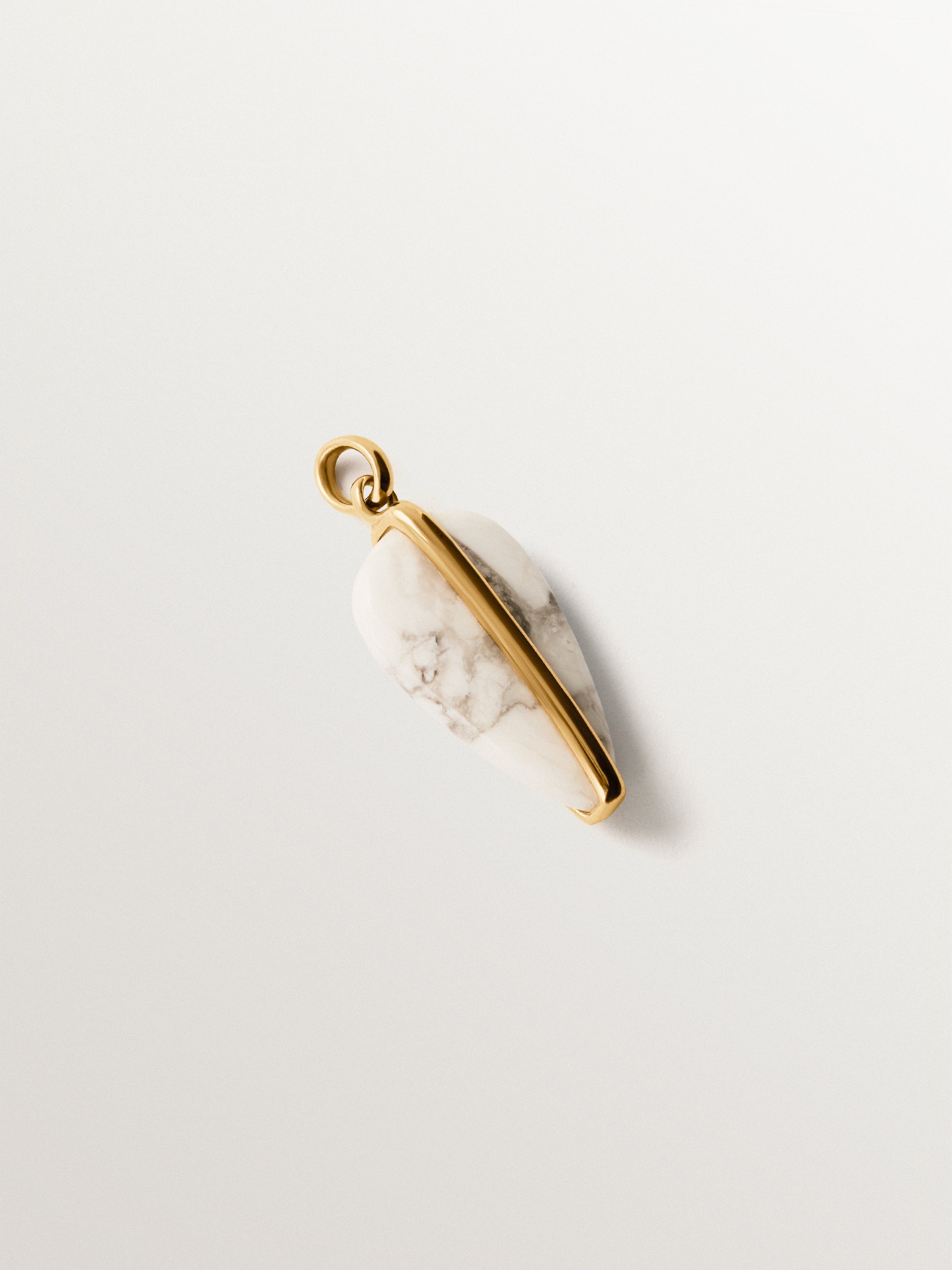 Charm de plata 925 bañada en oro amarillo de 18K con howlita