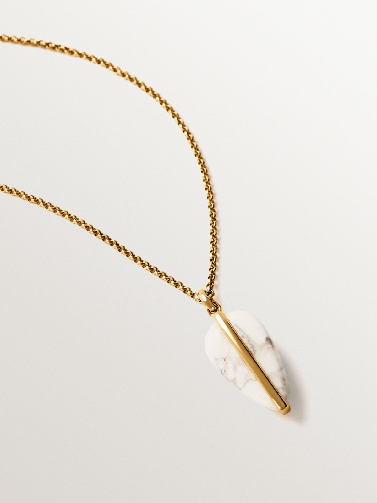 Charm de plata 925 bañada en oro amarillo de 18K con howlita