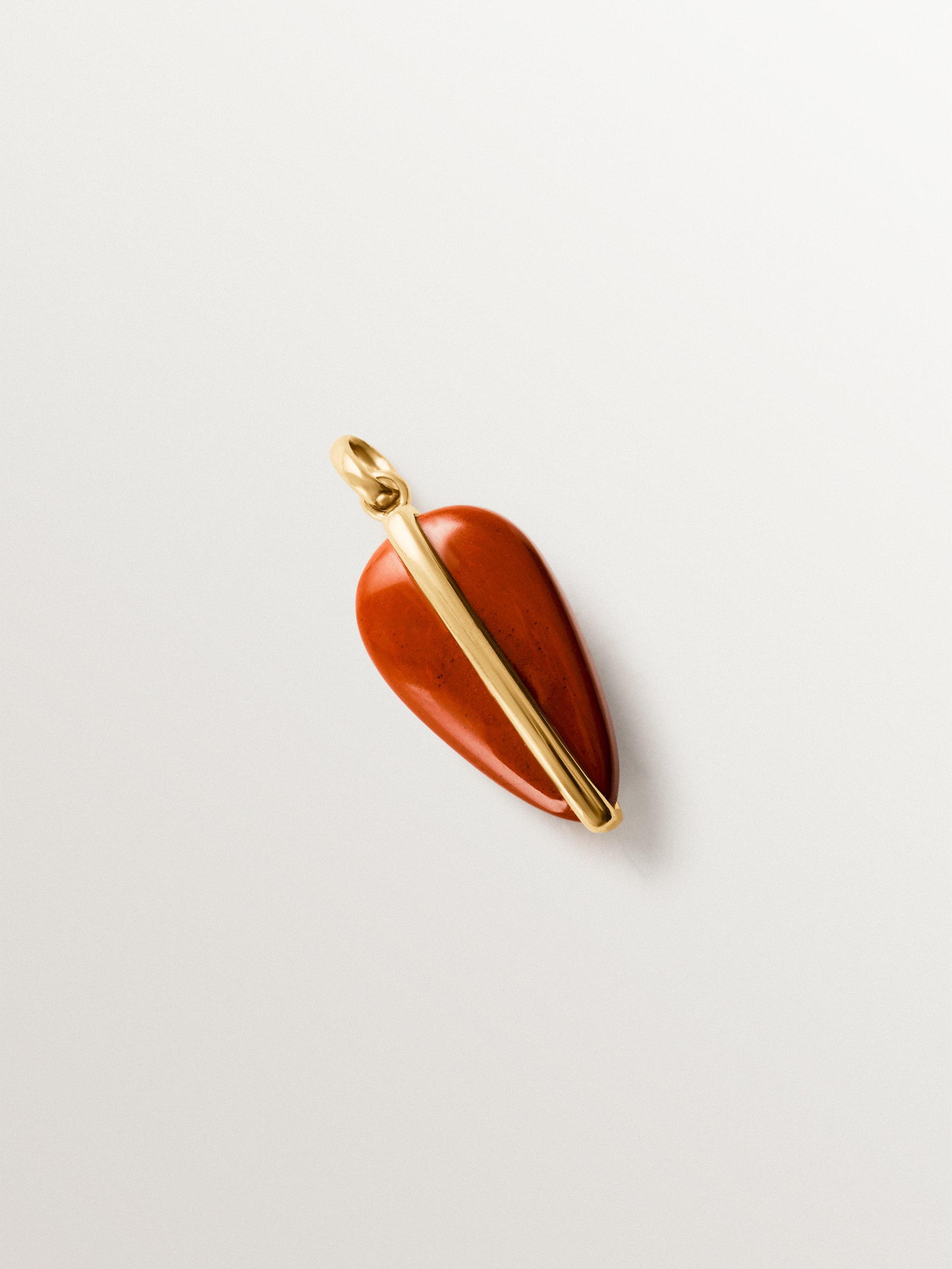 Charm de plata 925 bañada en oro amarillo de 18K con jaspe rojo