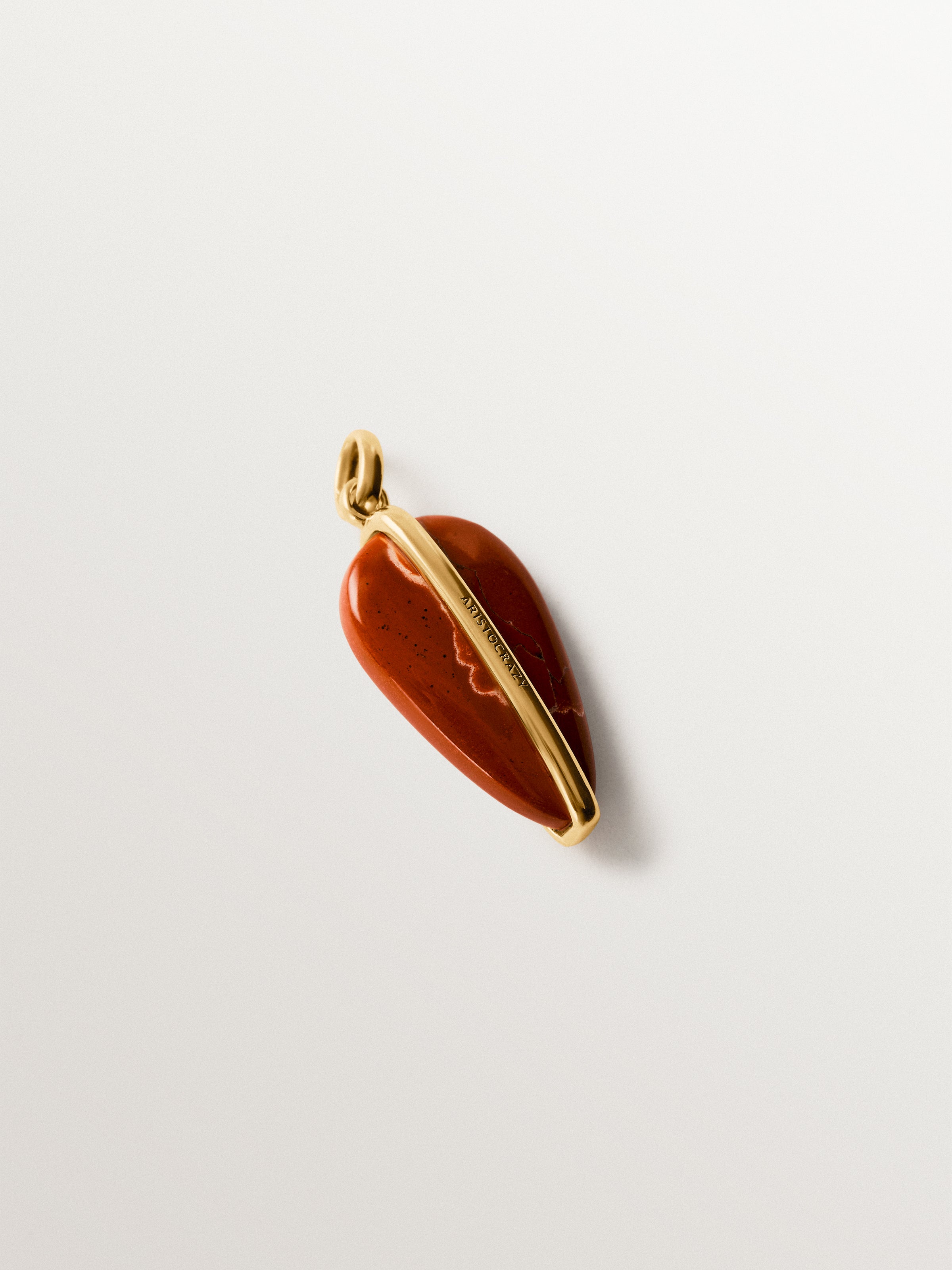 Charm de plata 925 bañada en oro amarillo de 18K con jaspe rojo