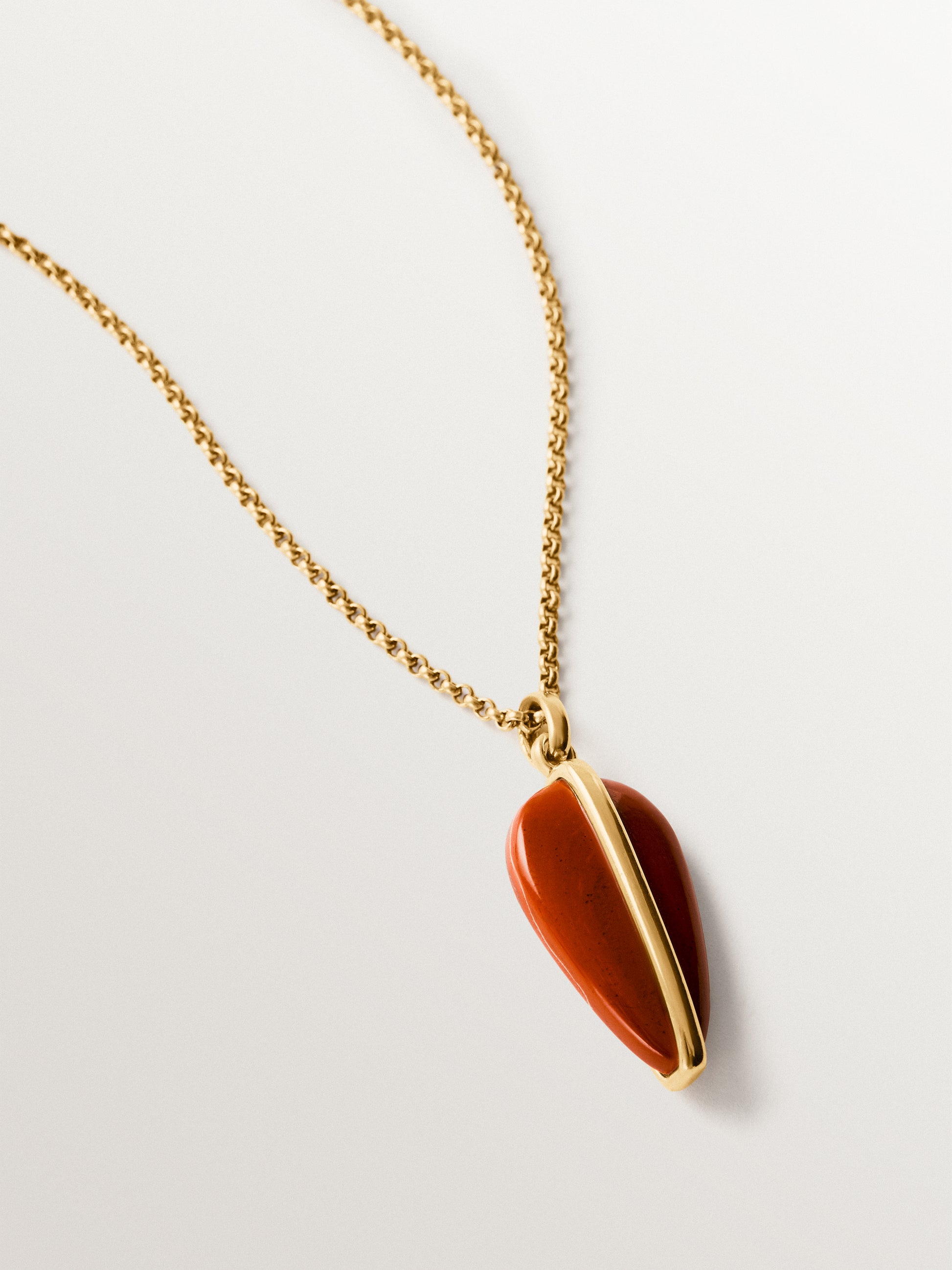 Charm de plata 925 bañada en oro amarillo de 18K con jaspe rojo