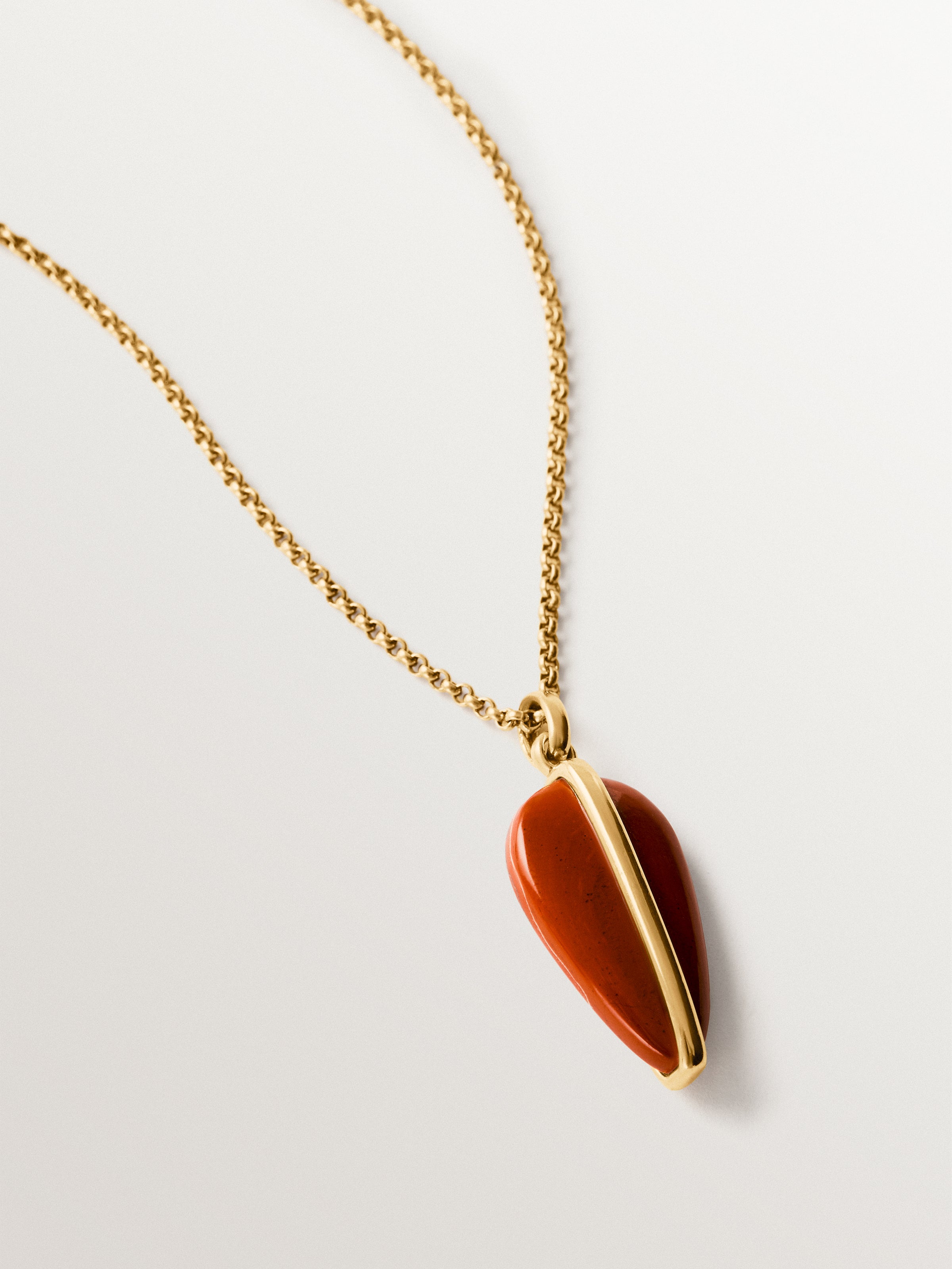 Charm de plata 925 bañada en oro amarillo de 18K con jaspe rojo