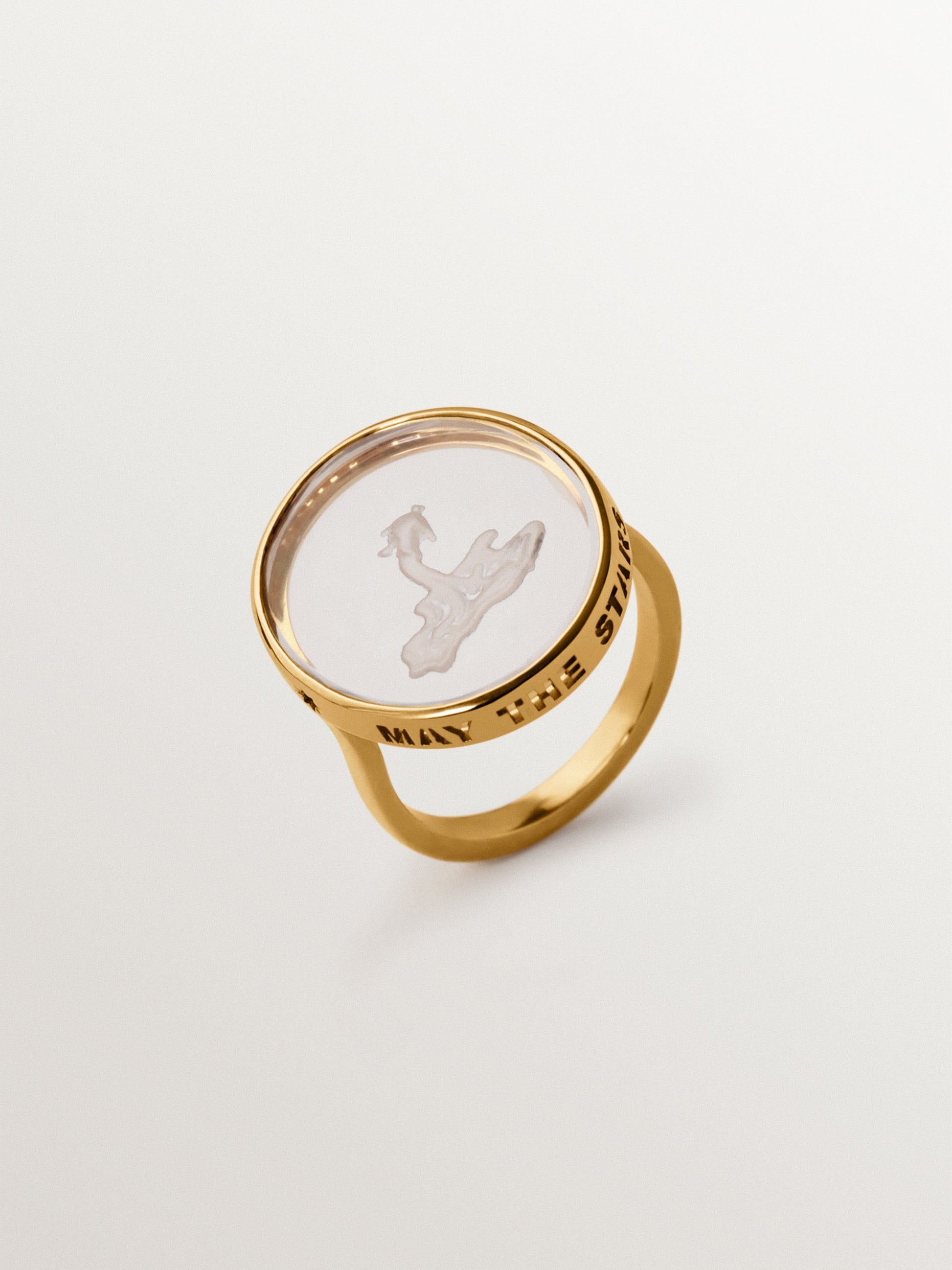 Anillo tipo sello Acuario de plata 925 bañada en oro amarillo de 18K y cristal de roca