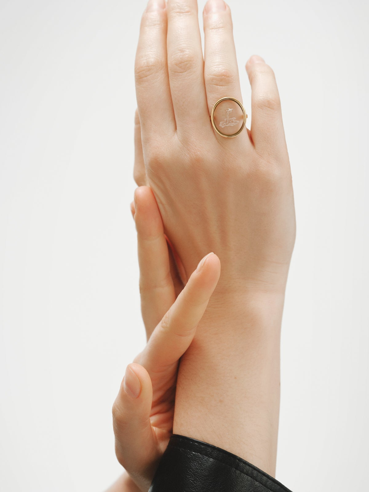 Anillo tipo sello Acuario de plata 925 bañada en oro amarillo de 18K y cristal de roca