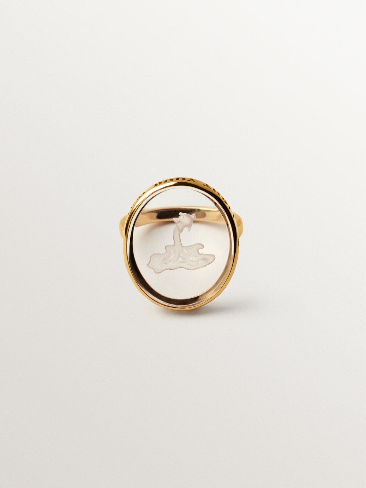 Anillo tipo sello Acuario de plata 925 bañada en oro amarillo de 18K y cristal de roca
