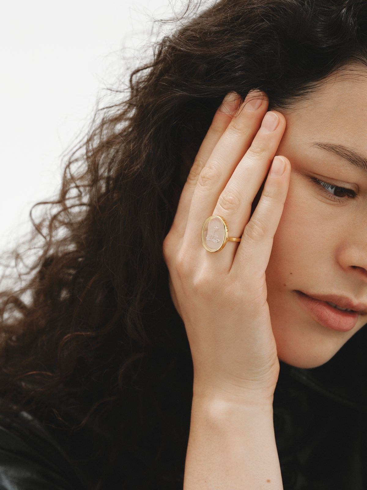 Anillo tipo sello Acuario de plata 925 bañada en oro amarillo de 18K y cristal de roca