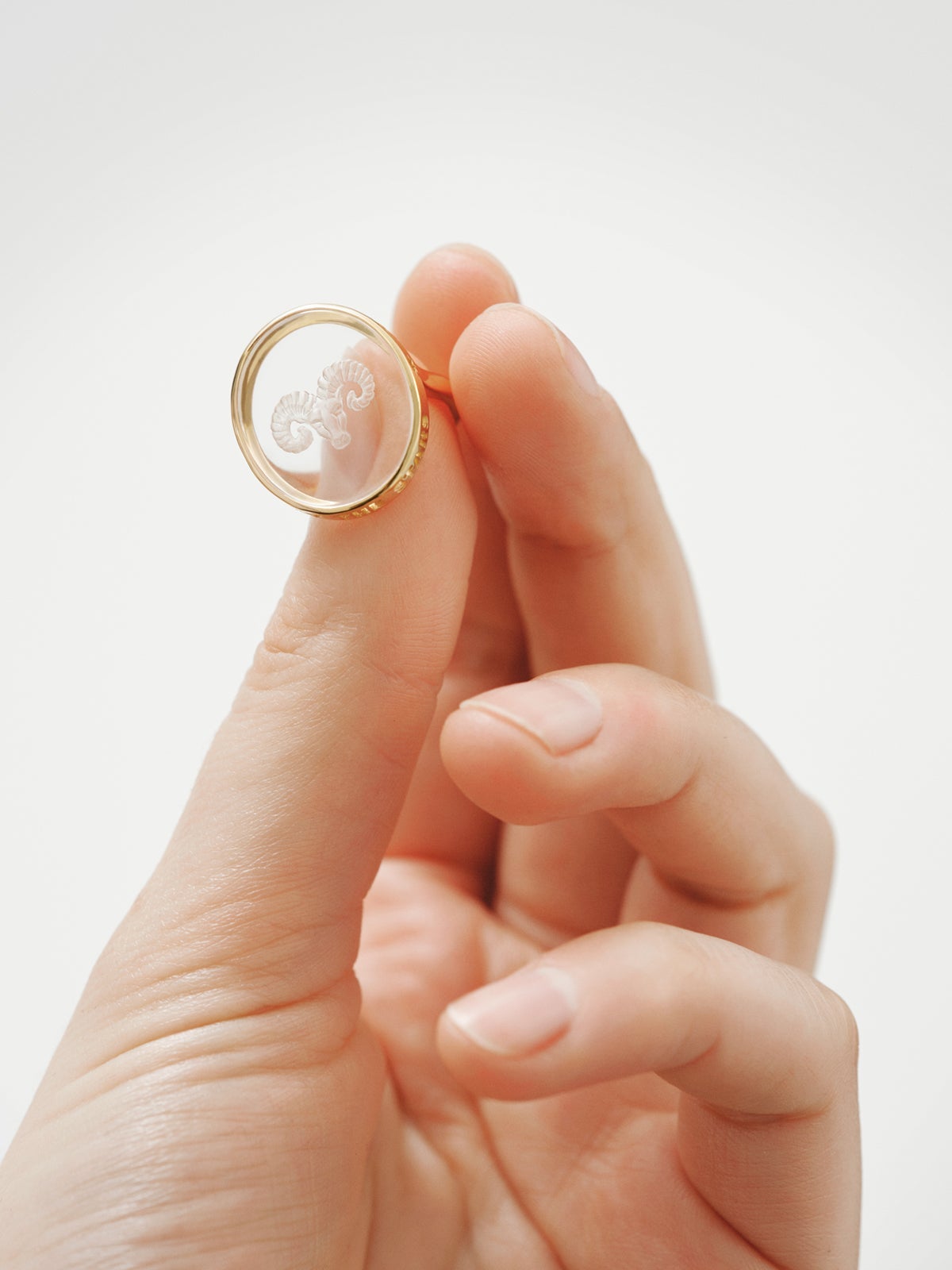 Anillo tipo sello Aries de plata 925 bañada en oro amarillo de 18K y cristal de roca