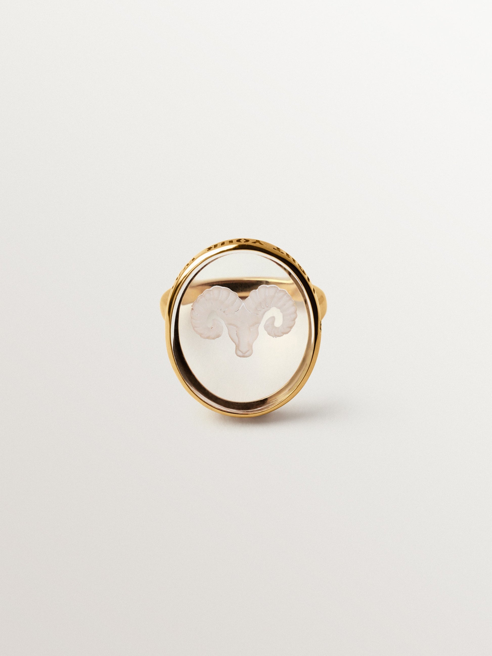 Anillo tipo sello Aries de plata 925 bañada en oro amarillo de 18K y cristal de roca