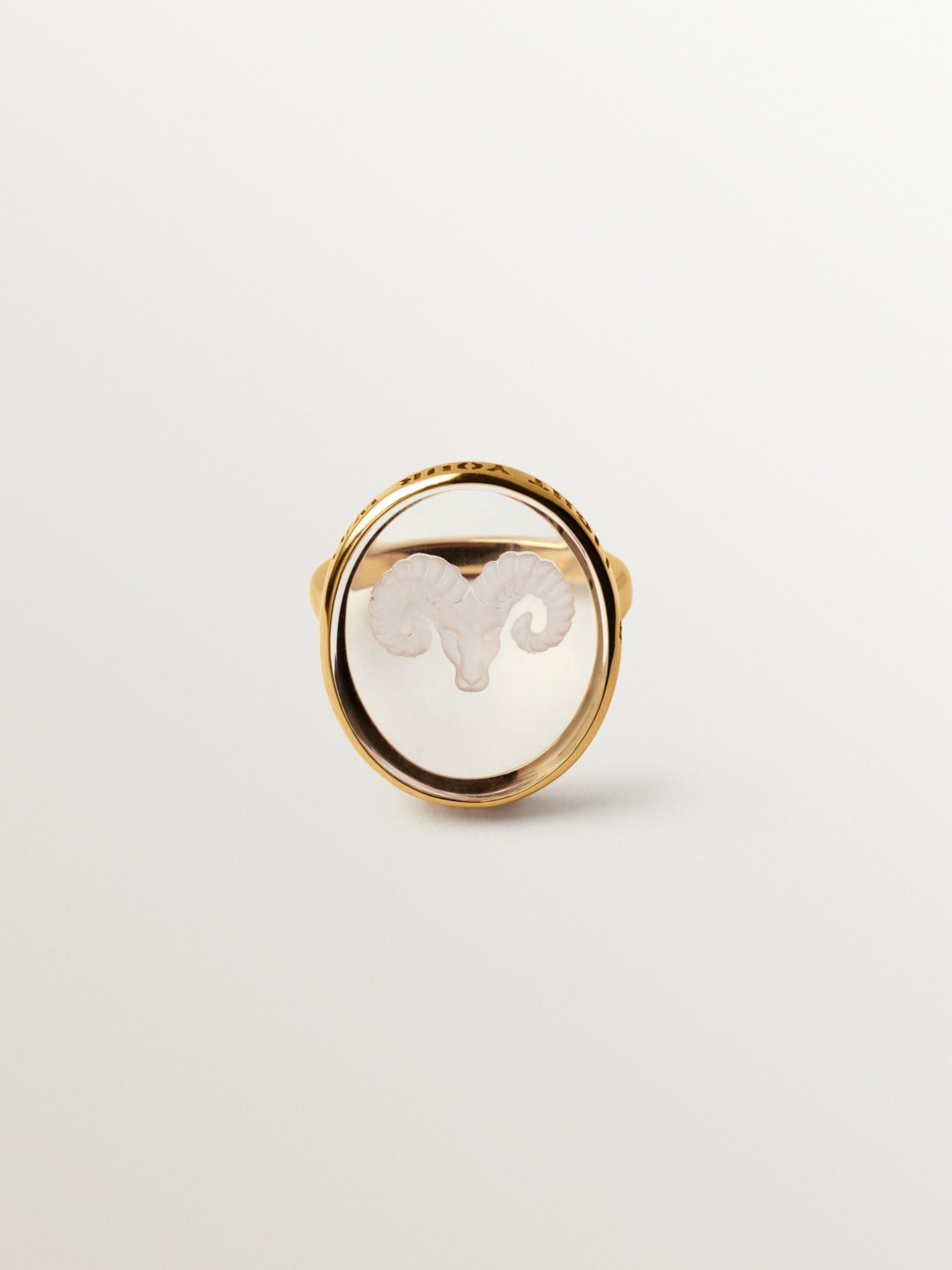 Anillo tipo sello Aries de plata 925 bañada en oro amarillo de 18K y cristal de roca