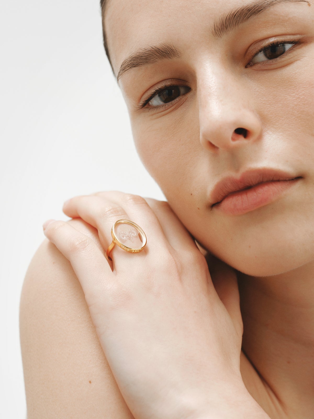 Anillo tipo sello Aries de plata 925 bañada en oro amarillo de 18K y cristal de roca