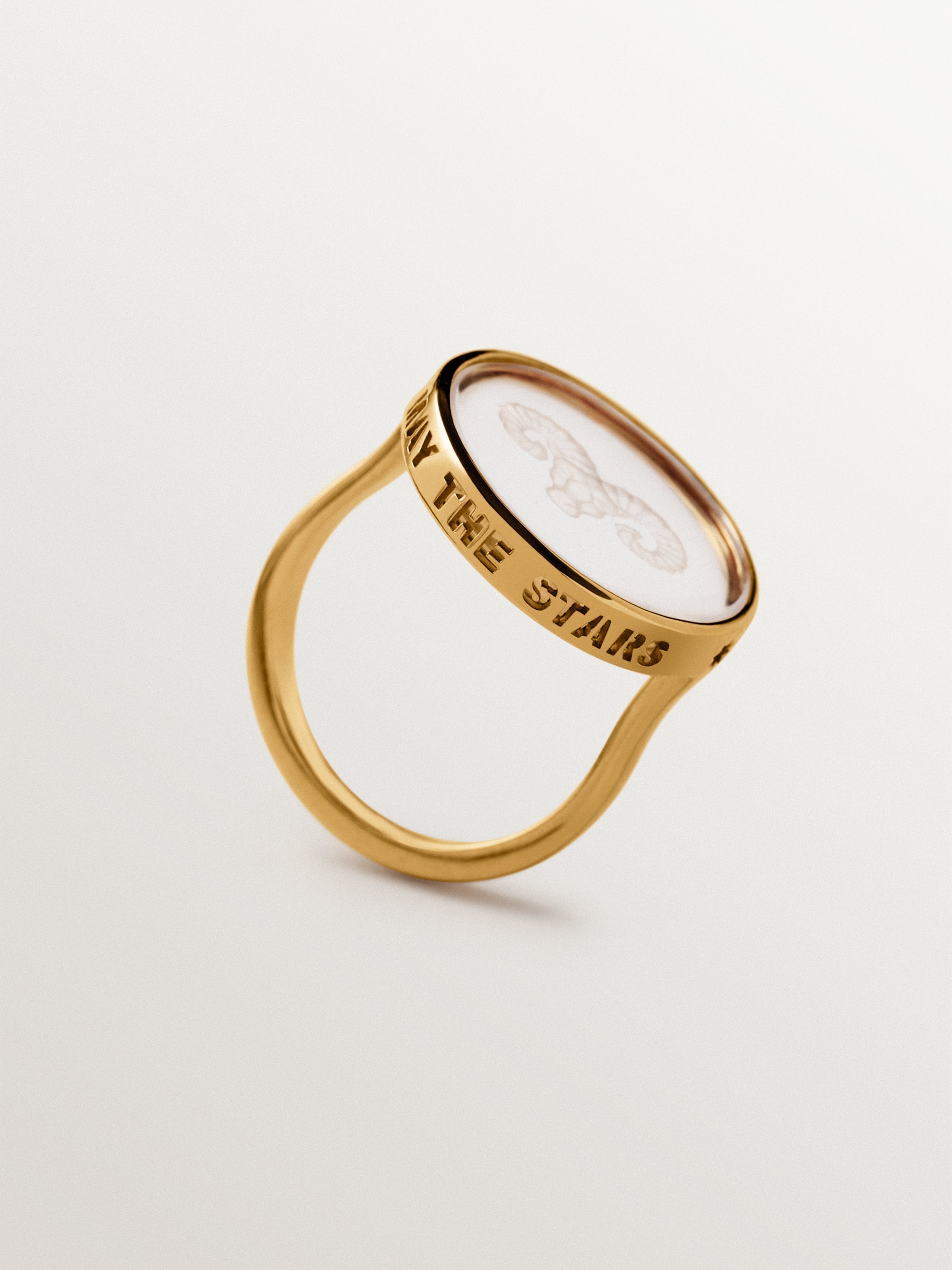 Anillo tipo sello Aries de plata 925 bañada en oro amarillo de 18K y cristal de roca