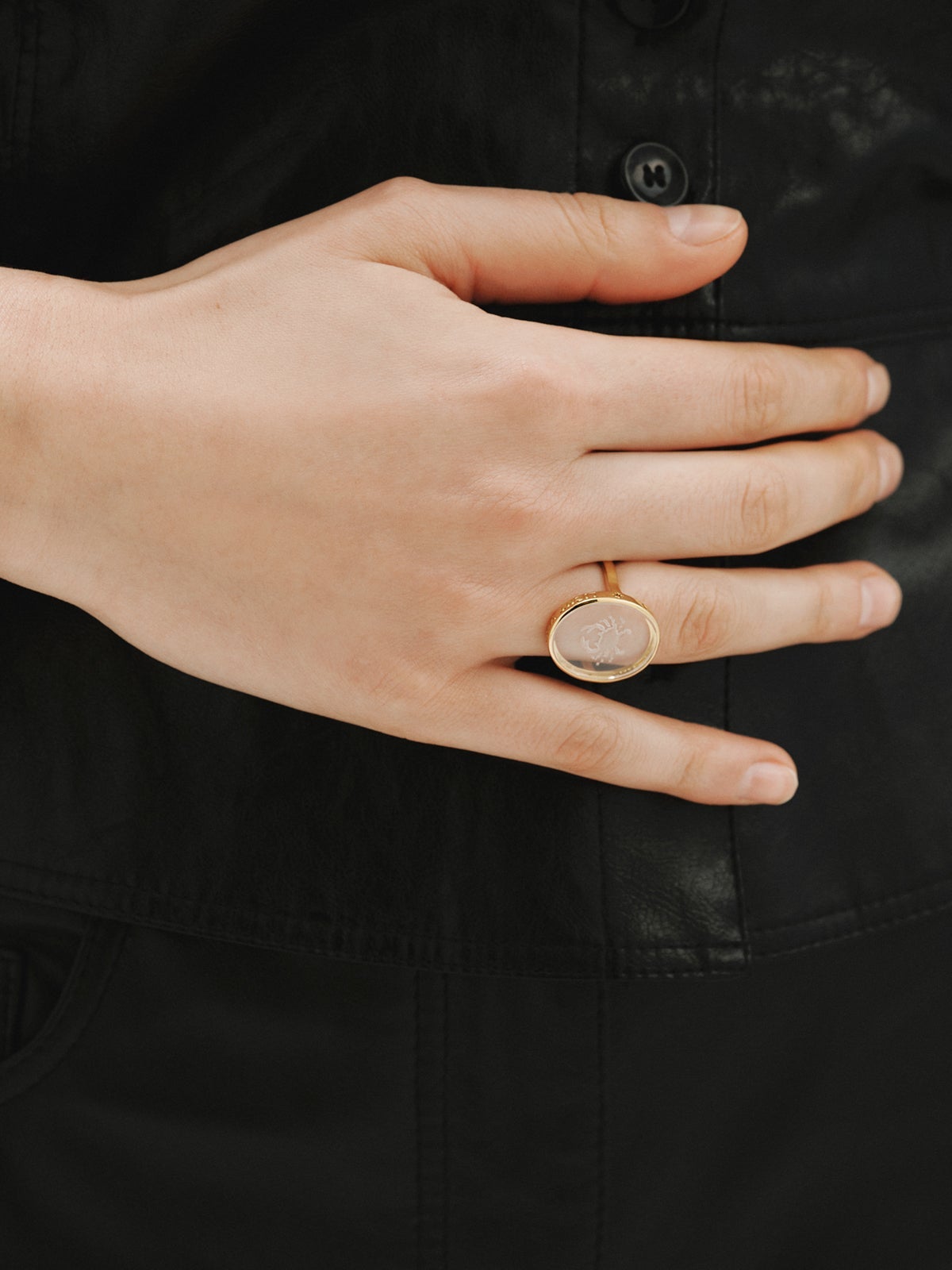 Anillo tipo sello Cáncer de plata 925 bañada en oro amarillo de 18K y cristal de roca