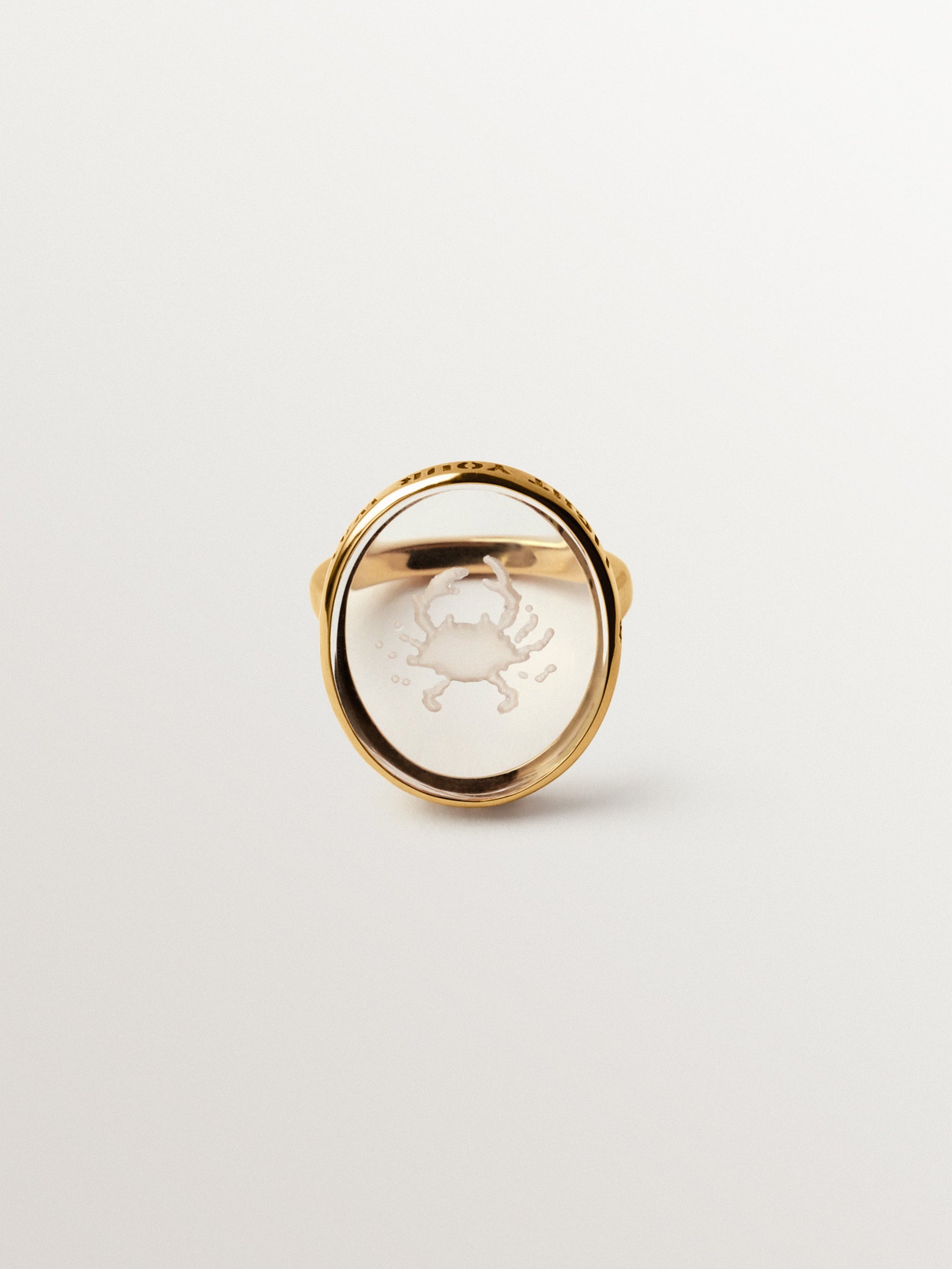 Anillo tipo sello Cáncer de plata 925 bañada en oro amarillo de 18K y cristal de roca