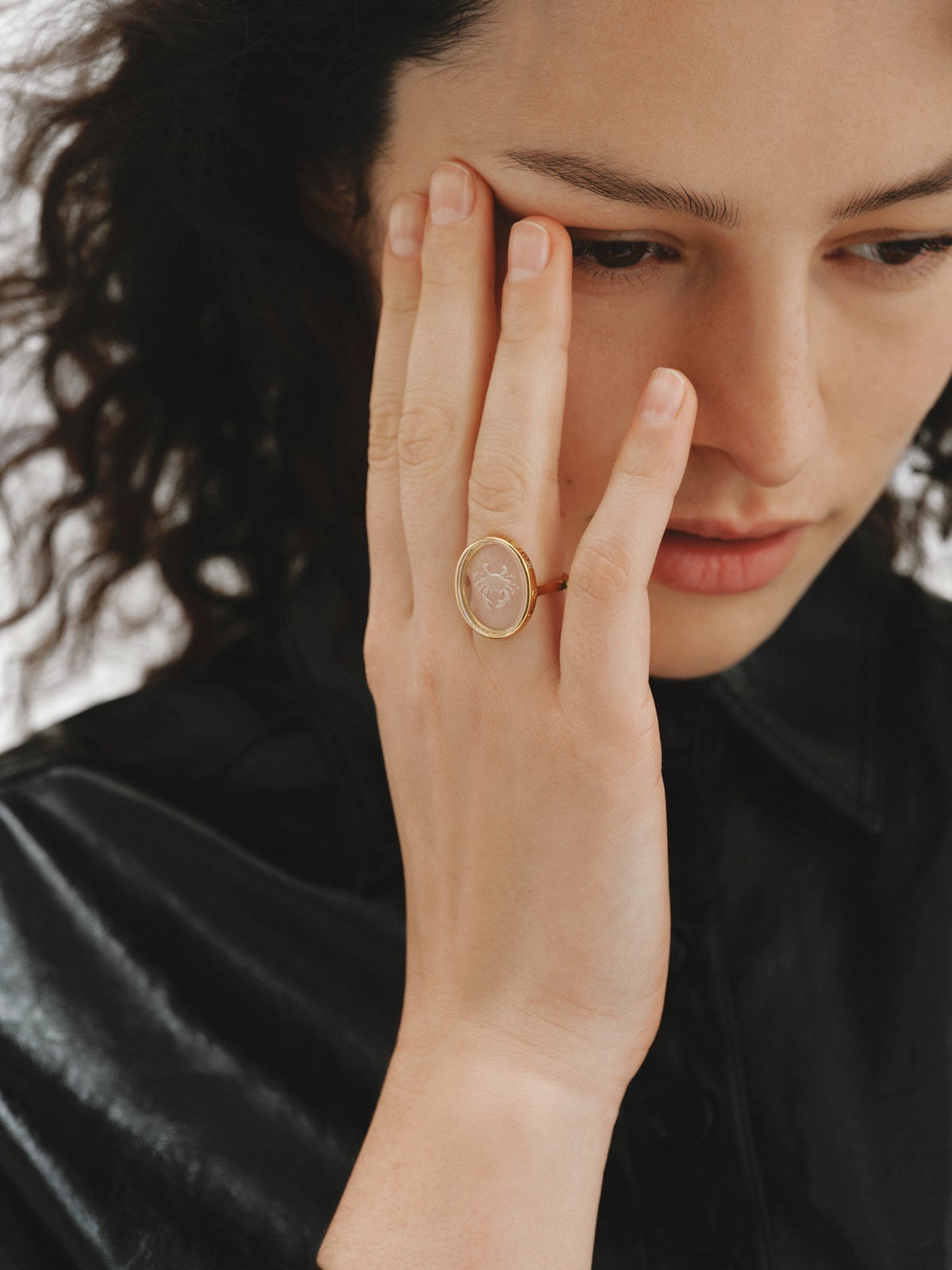 Anillo tipo sello Cáncer de plata 925 bañada en oro amarillo de 18K y cristal de roca