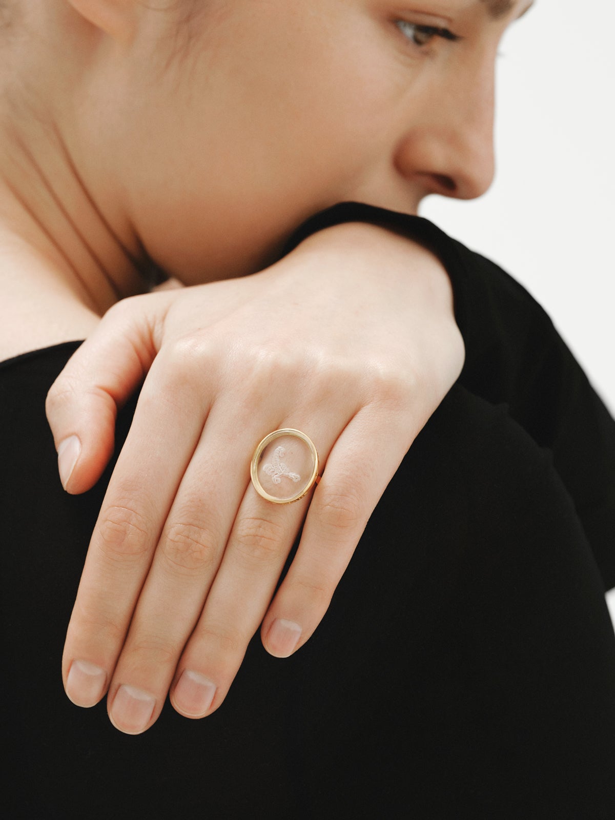 Anillo tipo sello Escorpio de plata 925 bañada en oro amarillo de 18K y cristal de roca