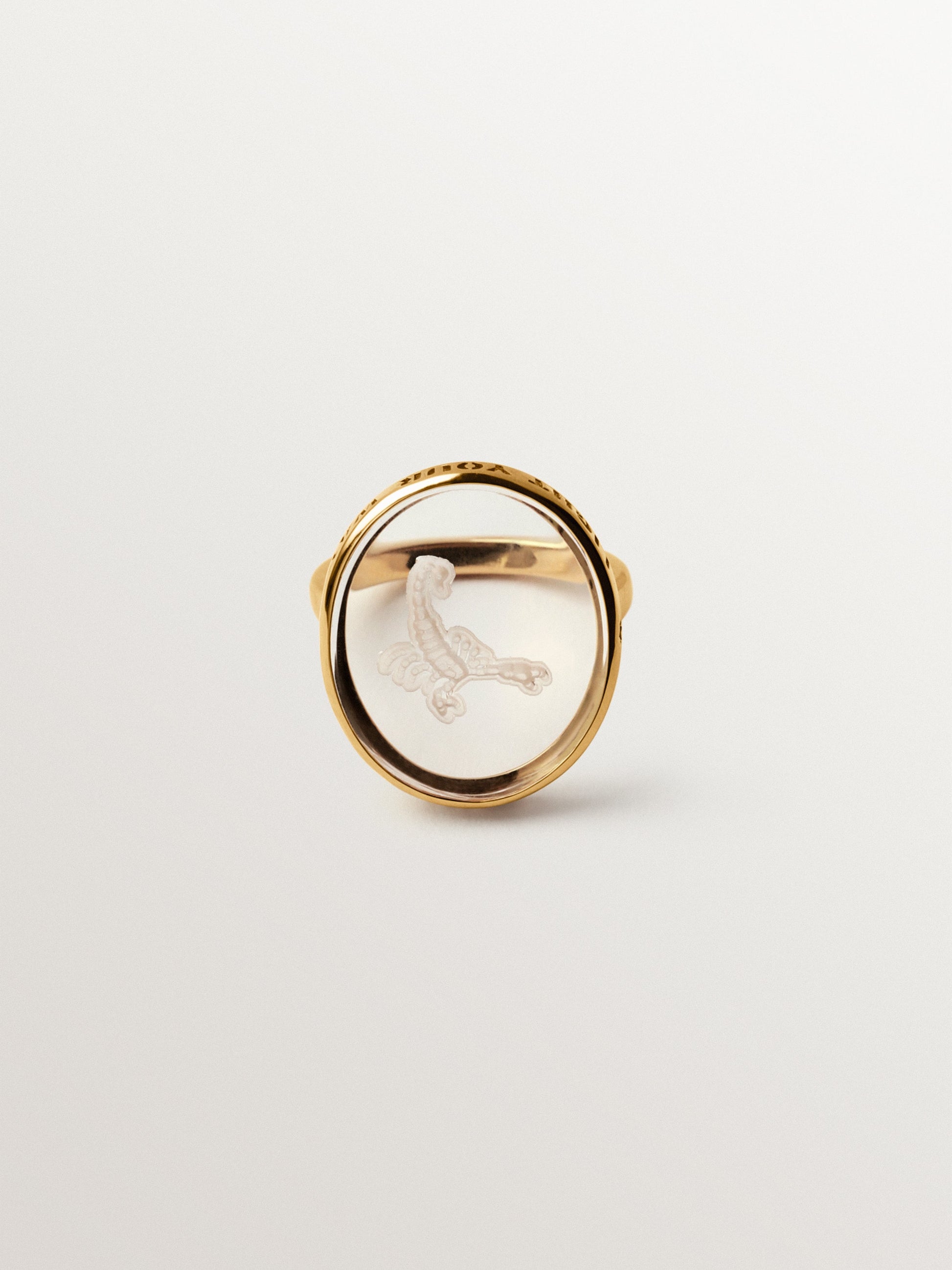 Anillo tipo sello Escorpio de plata 925 bañada en oro amarillo de 18K y cristal de roca