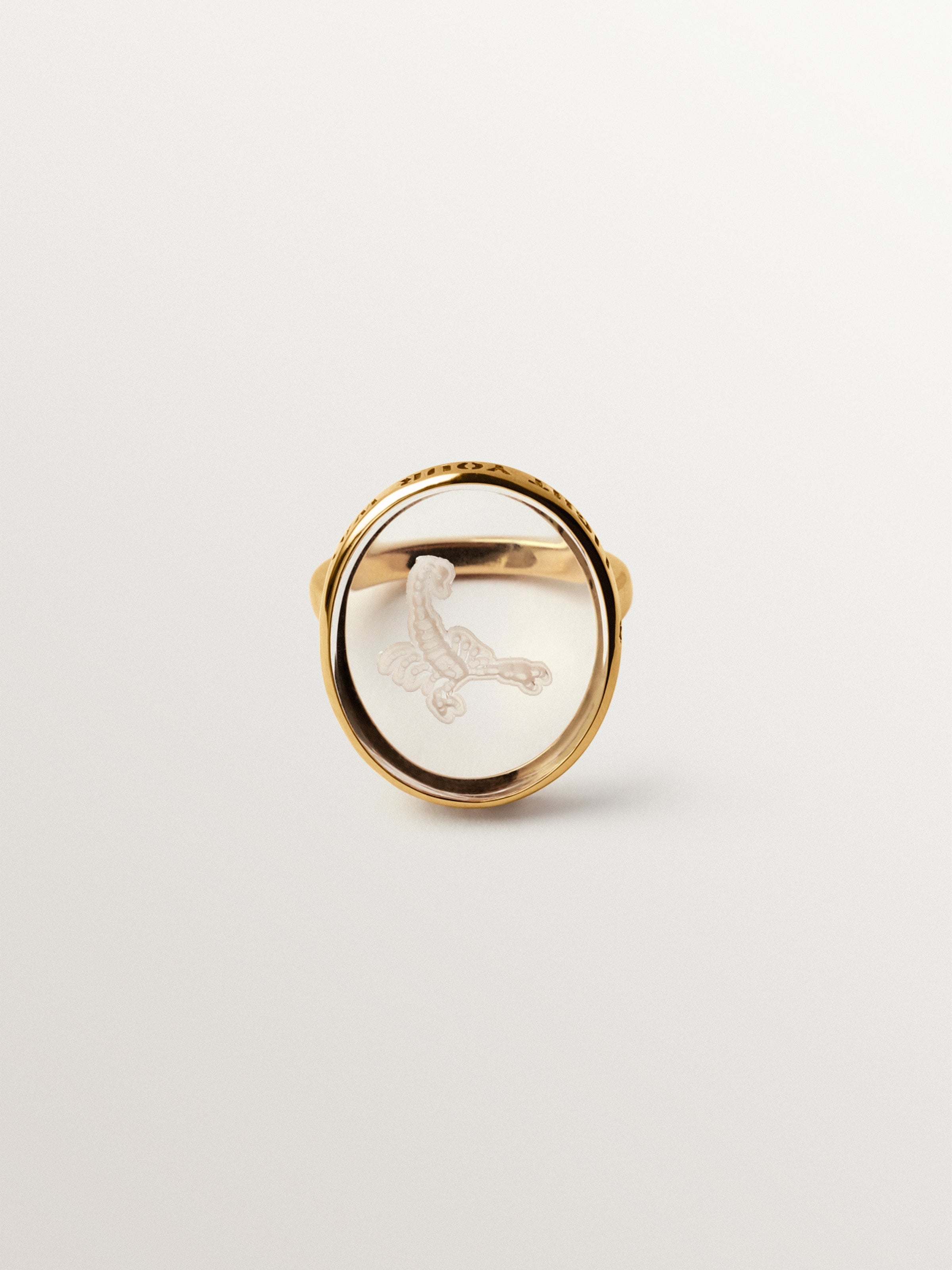 Anillo tipo sello Escorpio de plata 925 bañada en oro amarillo de 18K y cristal de roca