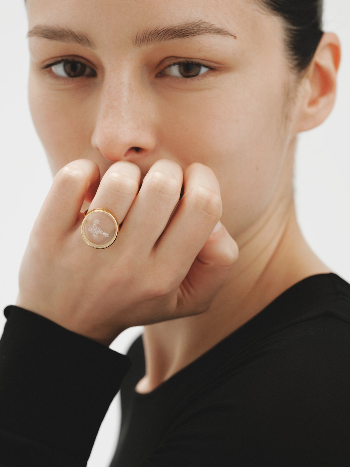 Anillo tipo sello Escorpio de plata 925 bañada en oro amarillo de 18K y cristal de roca