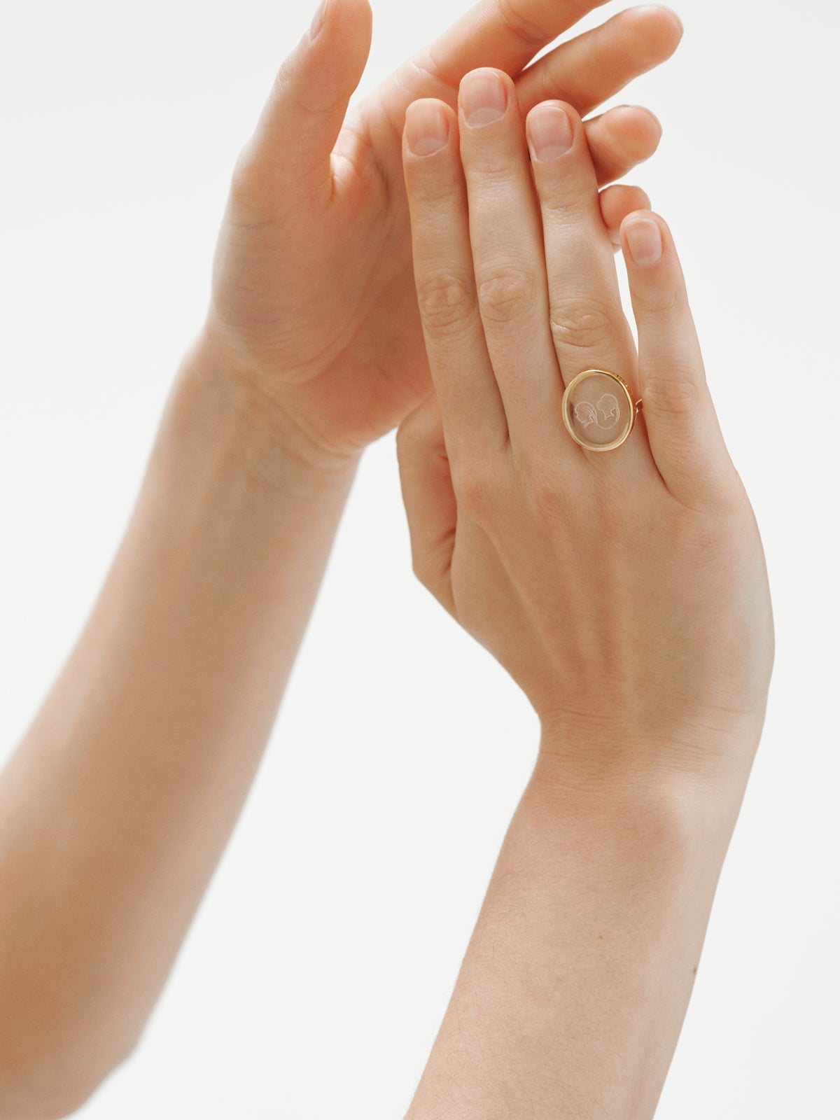 Anillo tipo sello Géminis de plata 925 bañada en oro amarillo de 18K y cristal de roca