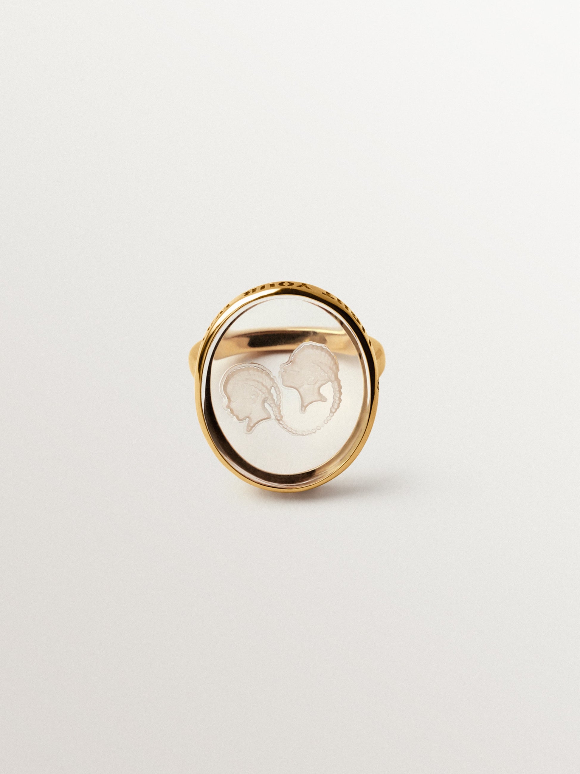 Anillo tipo sello Géminis de plata 925 bañada en oro amarillo de 18K y cristal de roca