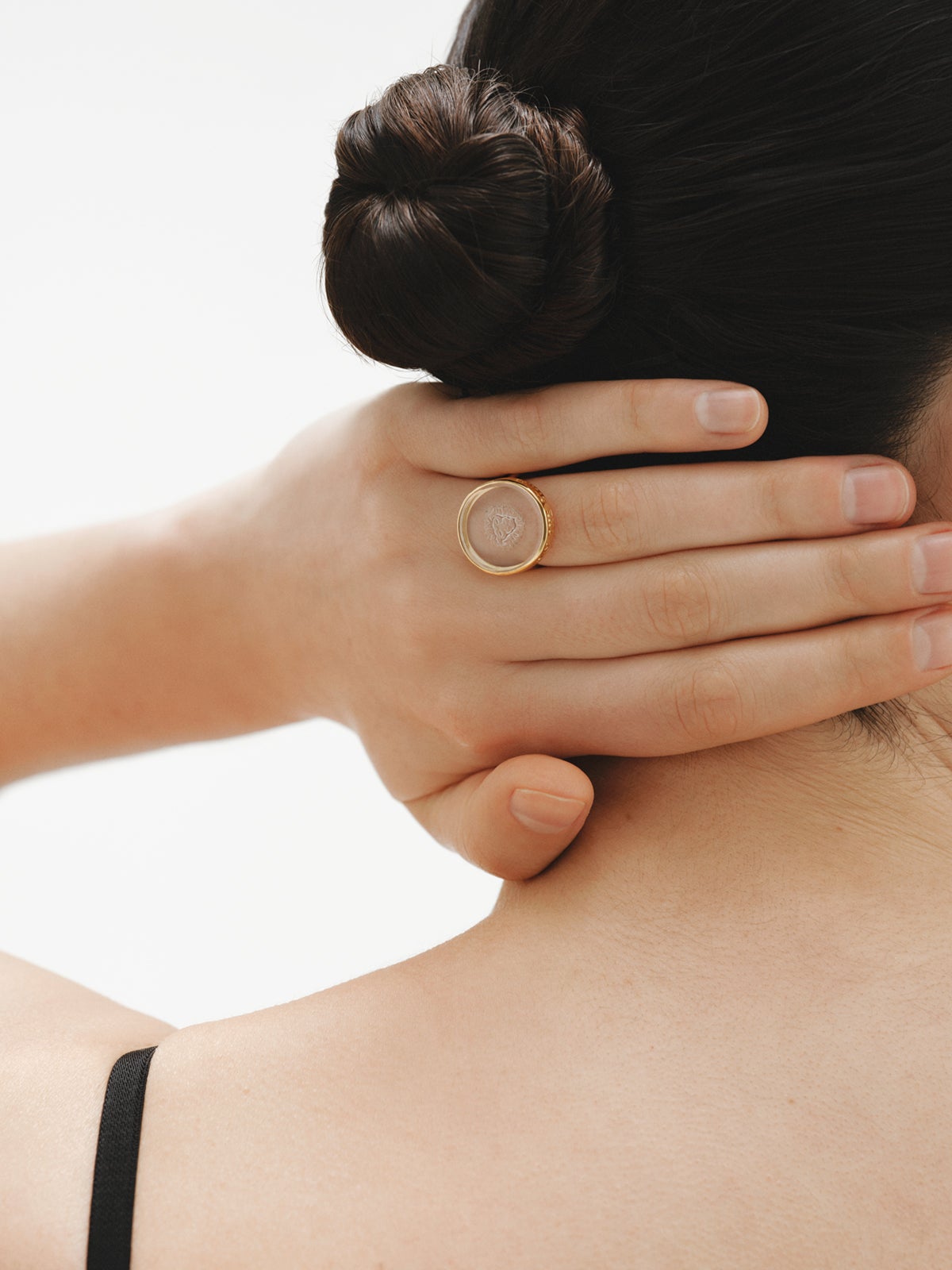 Anillo tipo sello Leo de plata 925 bañada en oro amarillo de 18K y cristal de roca