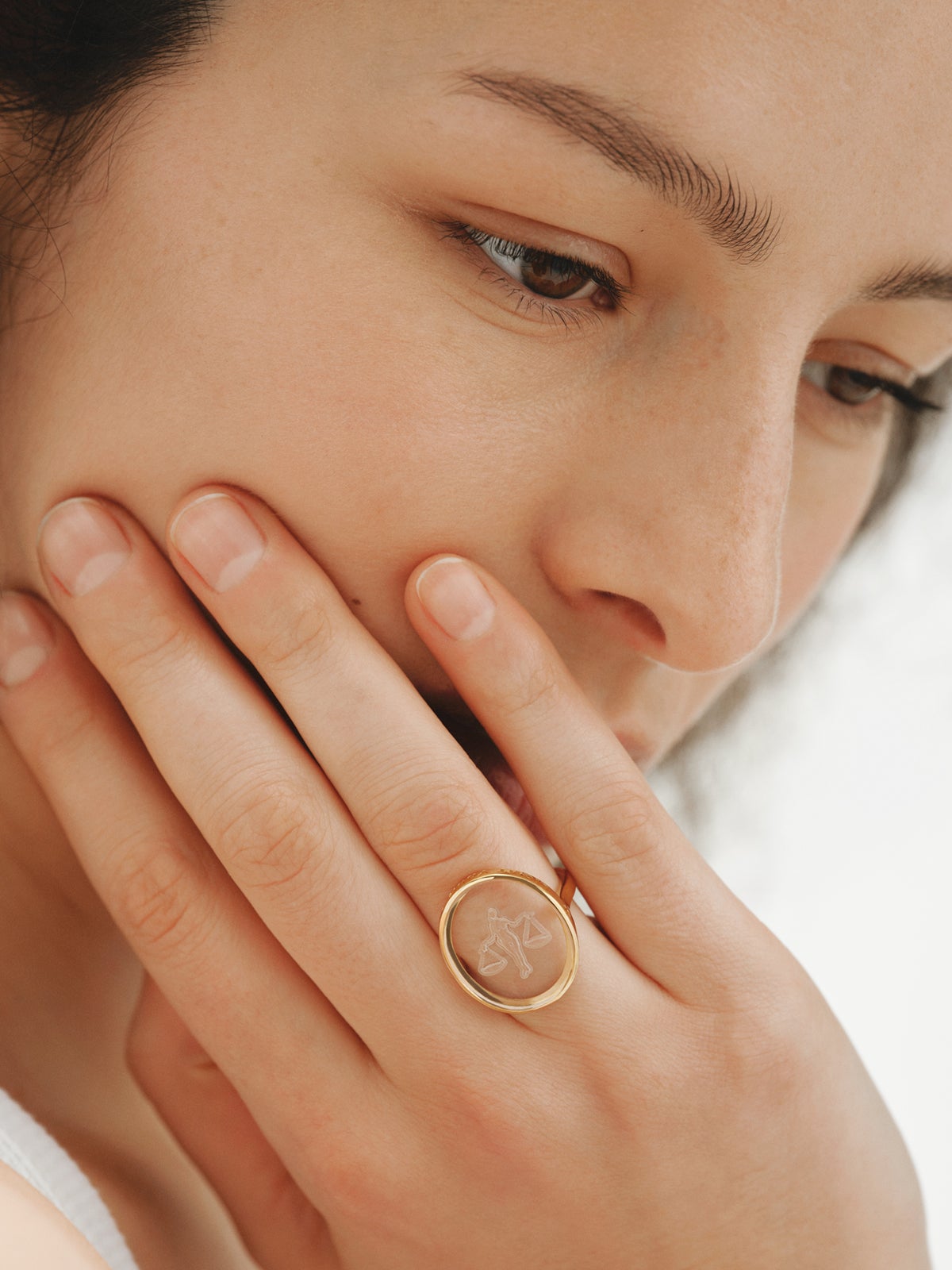 Anillo tipo sello Libra de plata 925 bañada en oro amarillo de 18K y cristal de roca