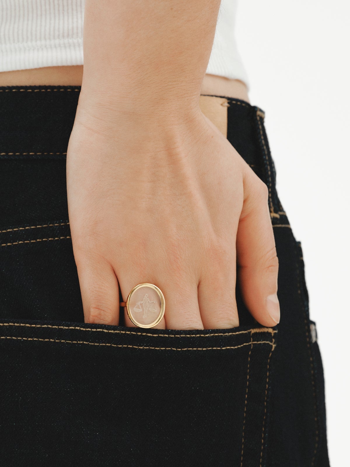 Anillo tipo sello Libra de plata 925 bañada en oro amarillo de 18K y cristal de roca