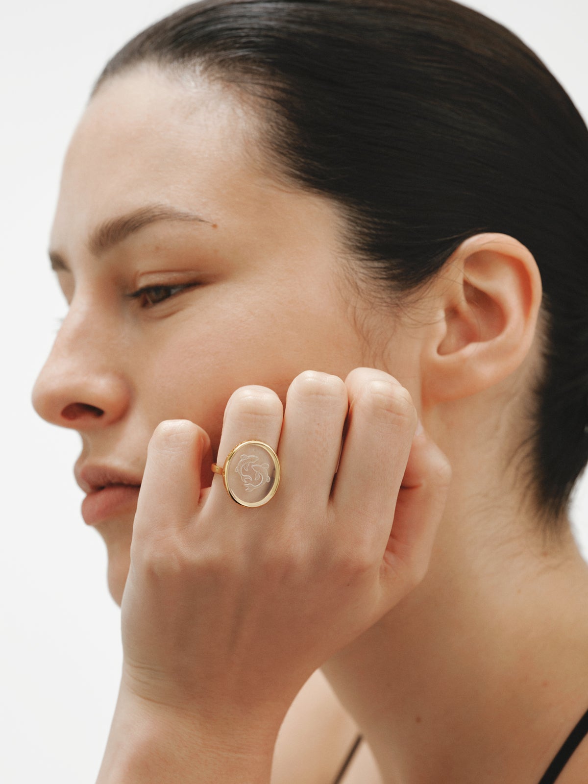 Anillo tipo sello Piscis de plata 925 bañada en oro amarillo de 18K y cristal de roca