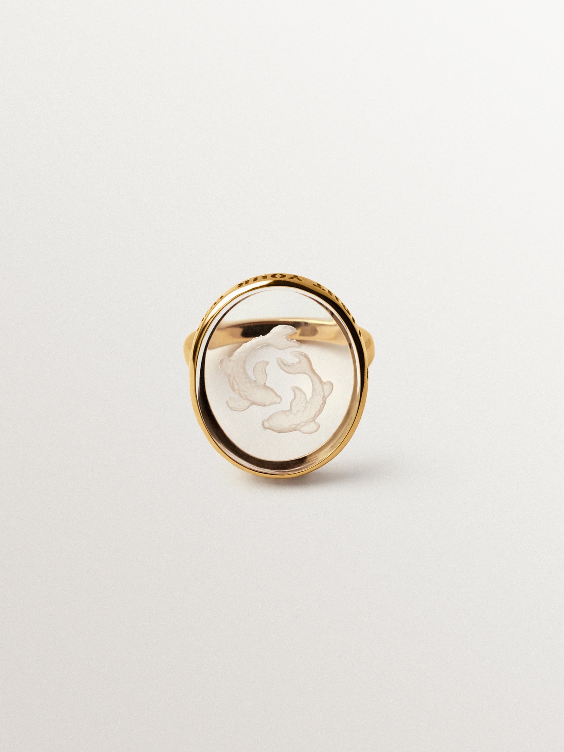 Anillo tipo sello Piscis de plata 925 bañada en oro amarillo de 18K y cristal de roca