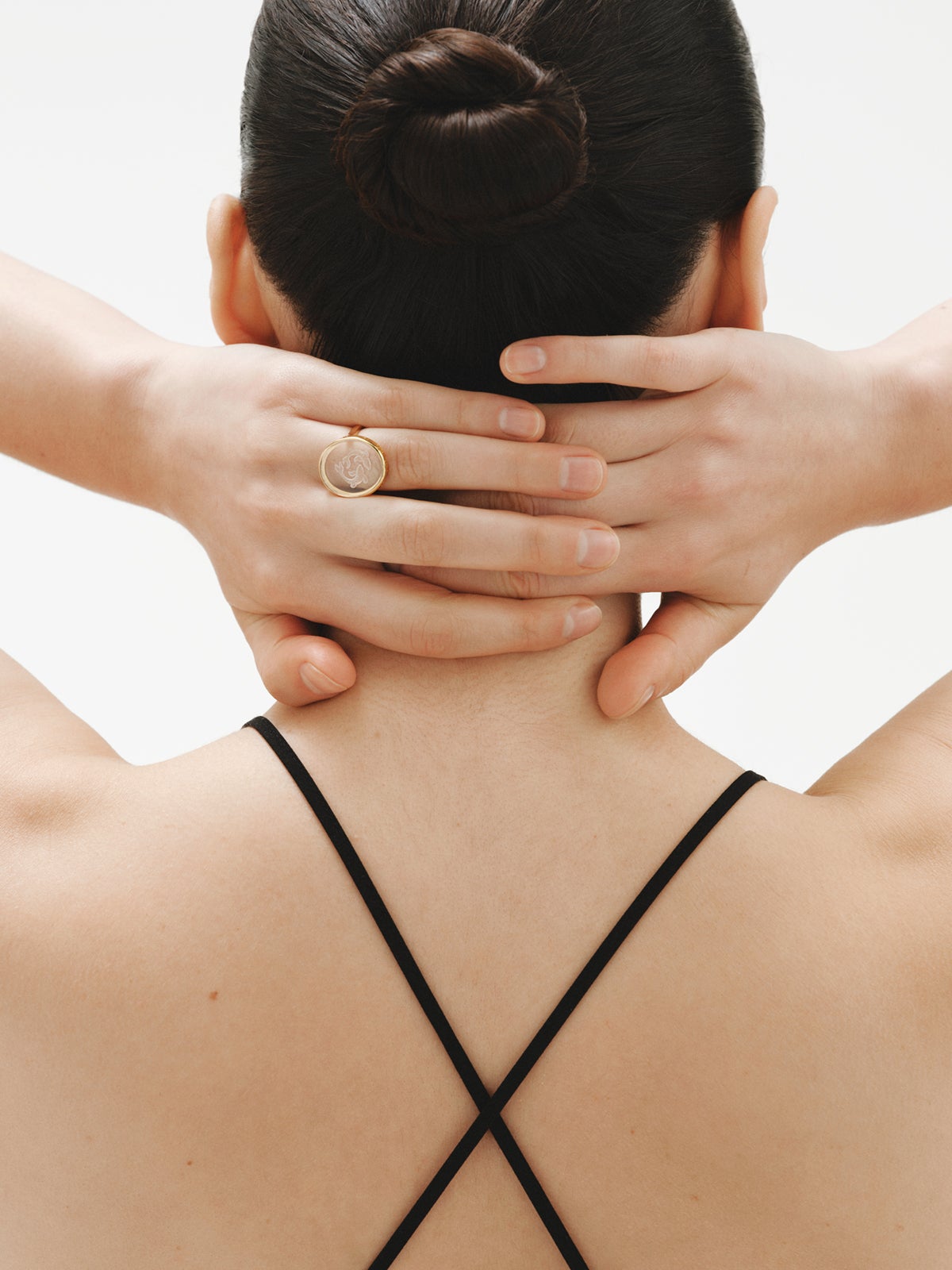 Anillo tipo sello Piscis de plata 925 bañada en oro amarillo de 18K y cristal de roca