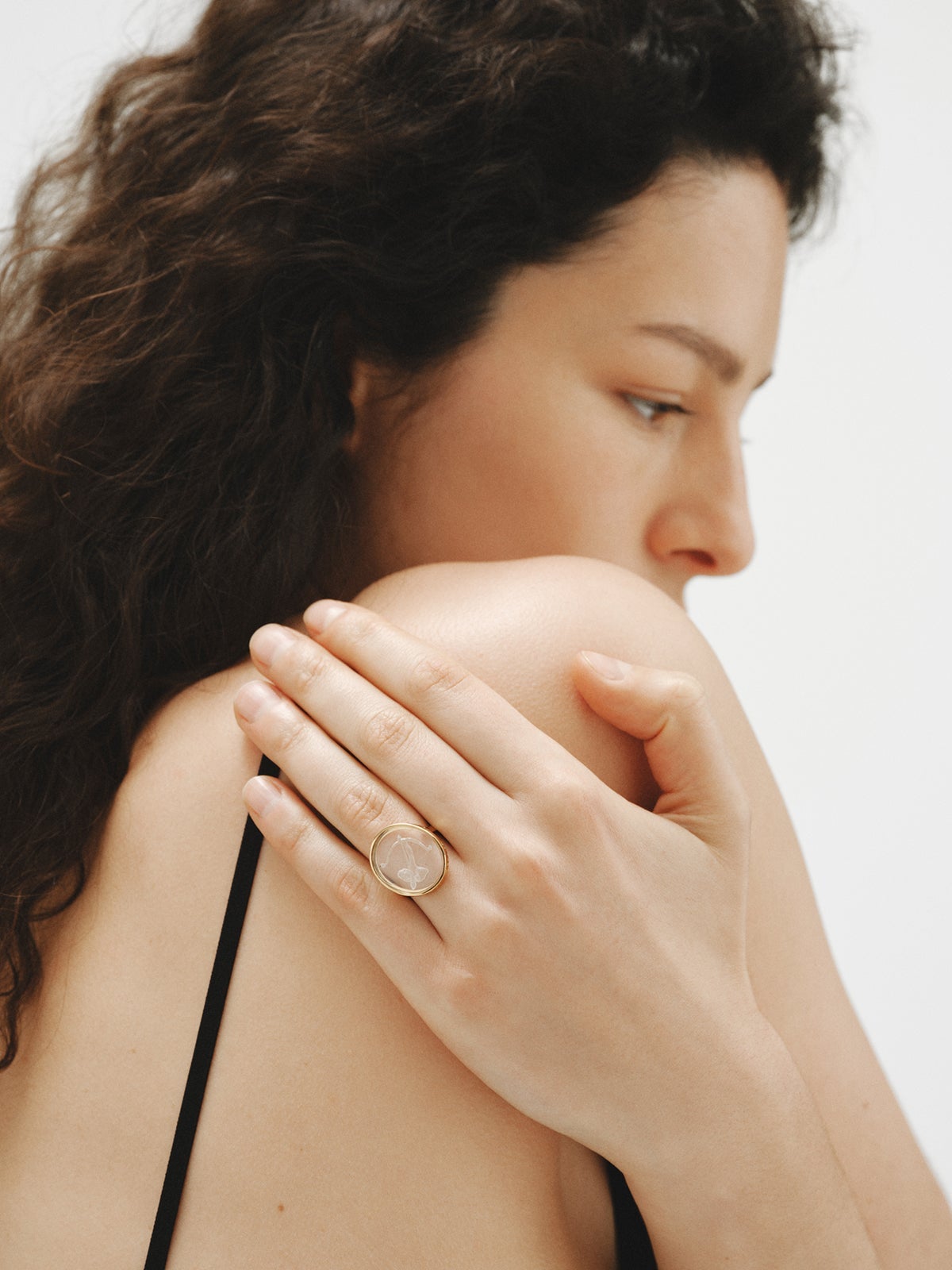 Anillo tipo sello Sagitario de plata 925 bañada en oro amarillo de 18K y cristal de roca