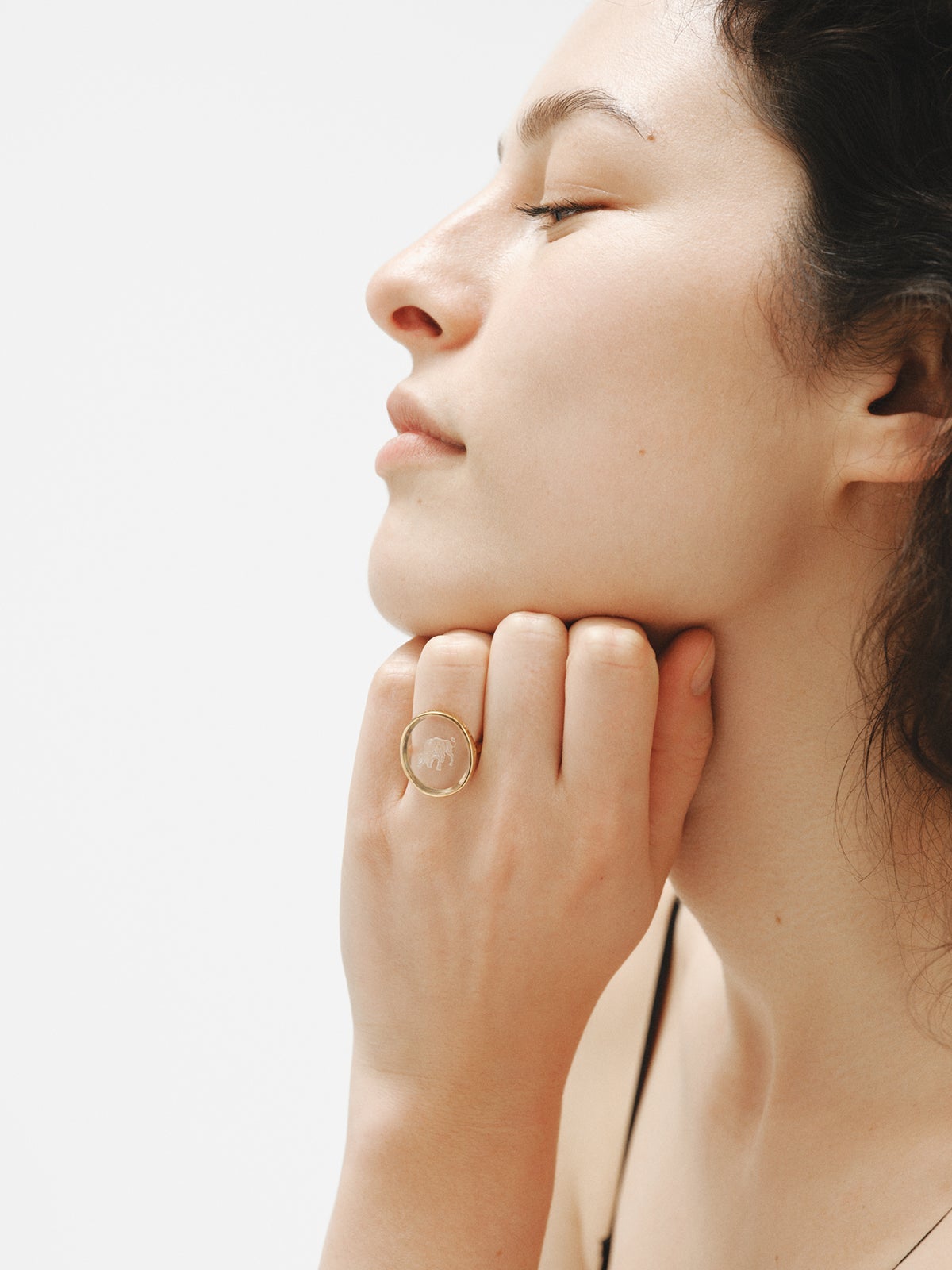 Anillo tipo sello Tauro de plata 925 bañada en oro amarillo de 18K y cristal de roca