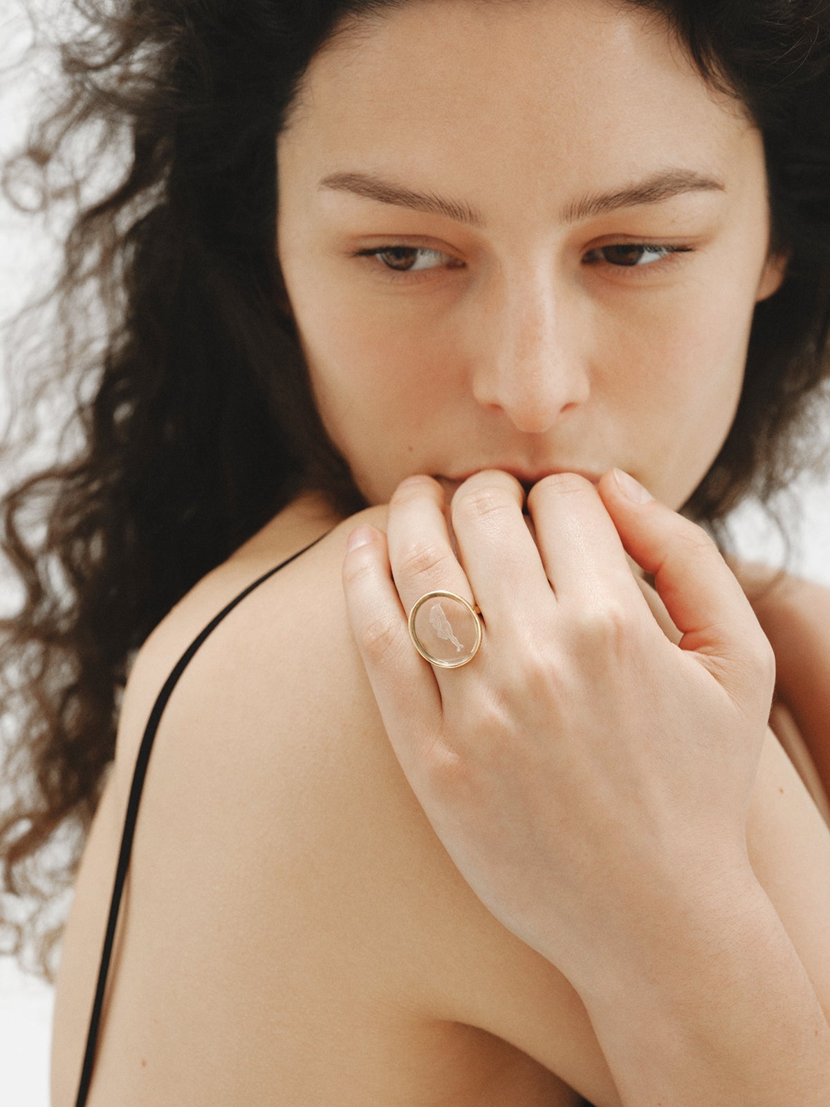 Anillo tipo sello Virgo de plata 925 bañada en oro amarillo de 18K y cristal de roca