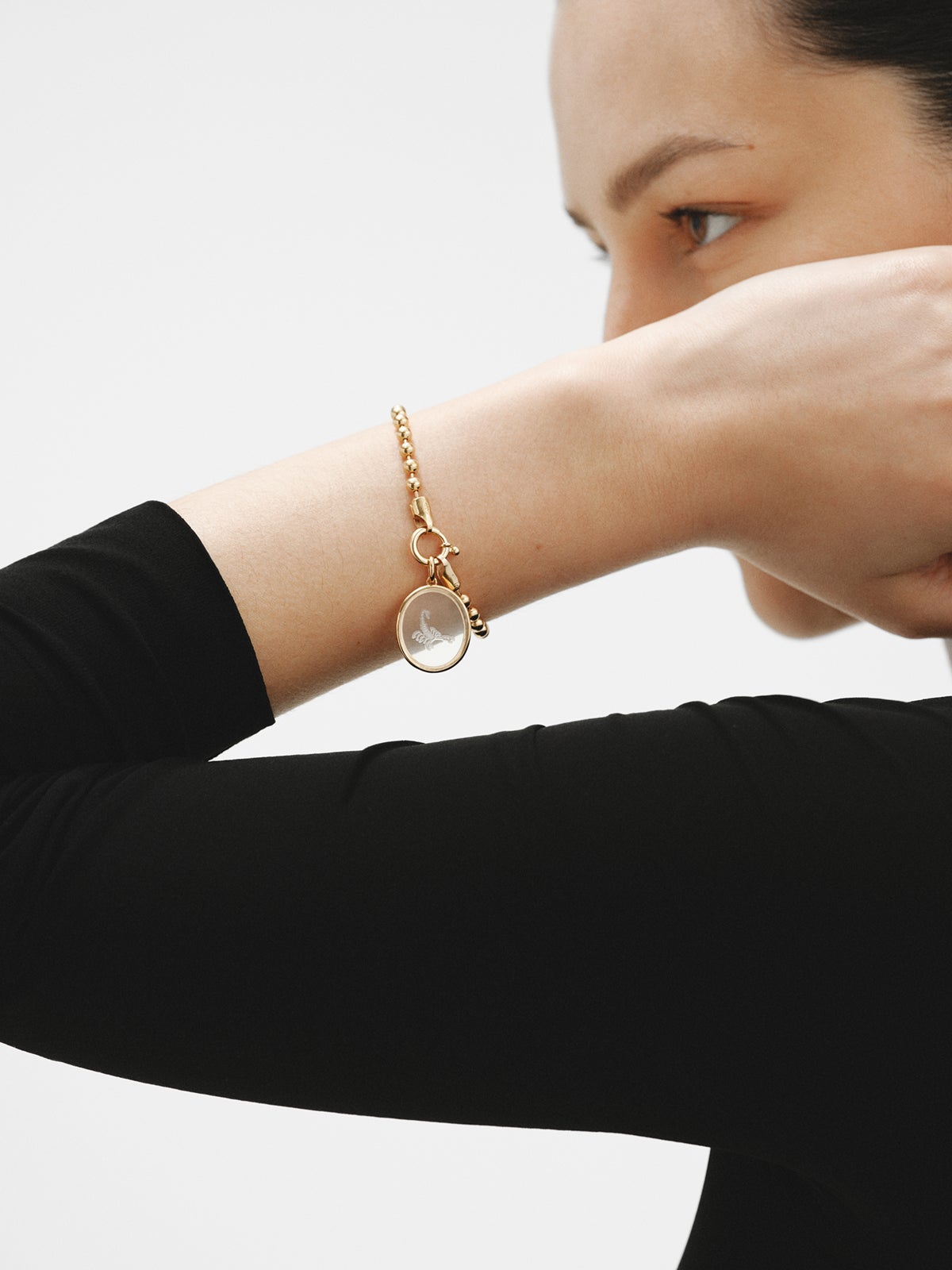 Charm Escorpio de plata 925 bañada en oro amarillo de 18K y cristal de roca