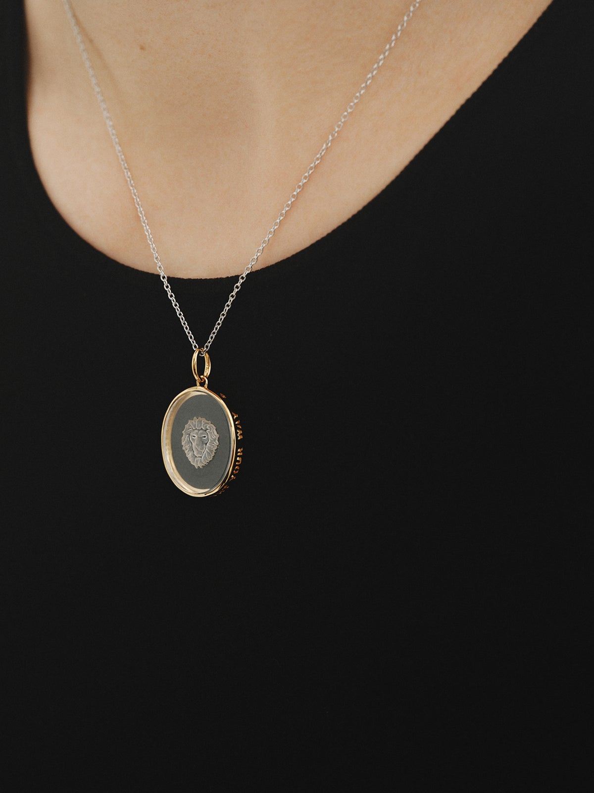 Charm Leo de plata 925 bañada en oro amarillo de 18K y cristal de roca