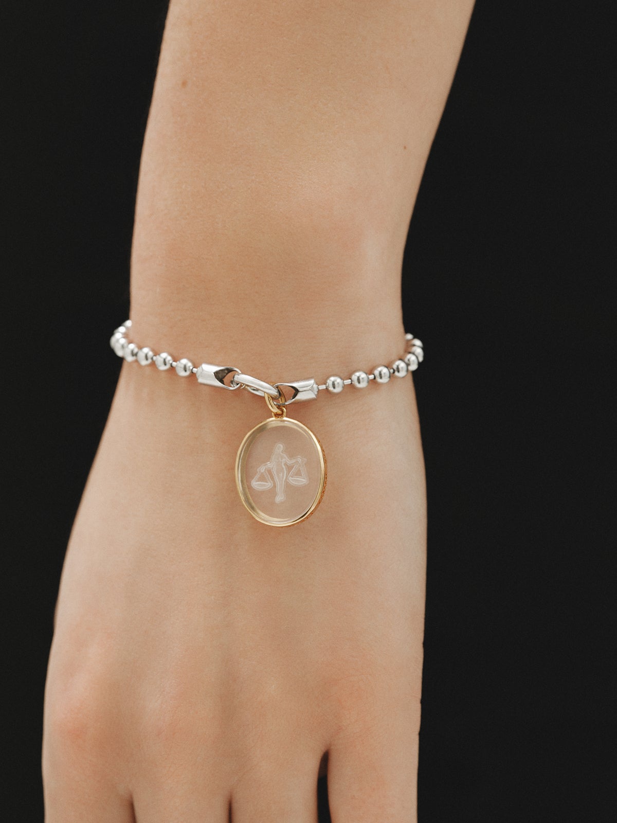 Charm Libra de plata 925 bañada en oro amarillo de 18K y cristal de roca