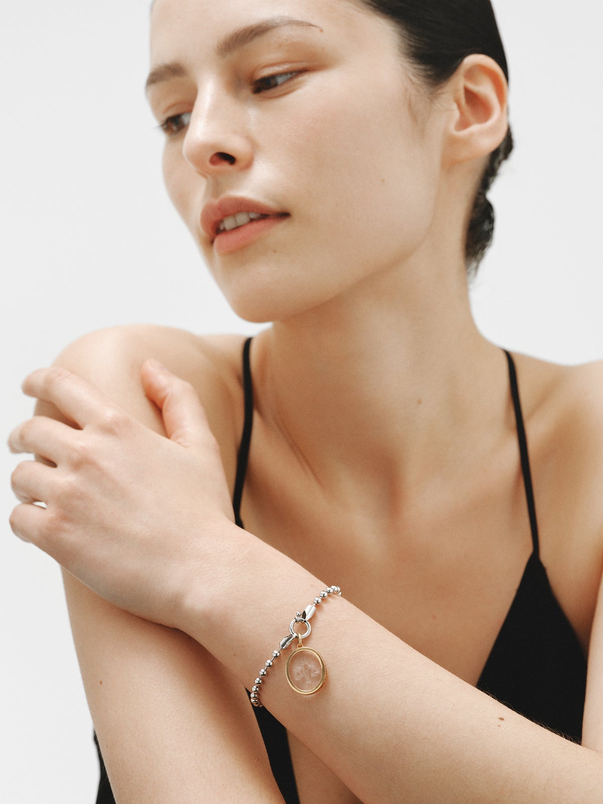 Charm Libra de plata 925 bañada en oro amarillo de 18K y cristal de roca