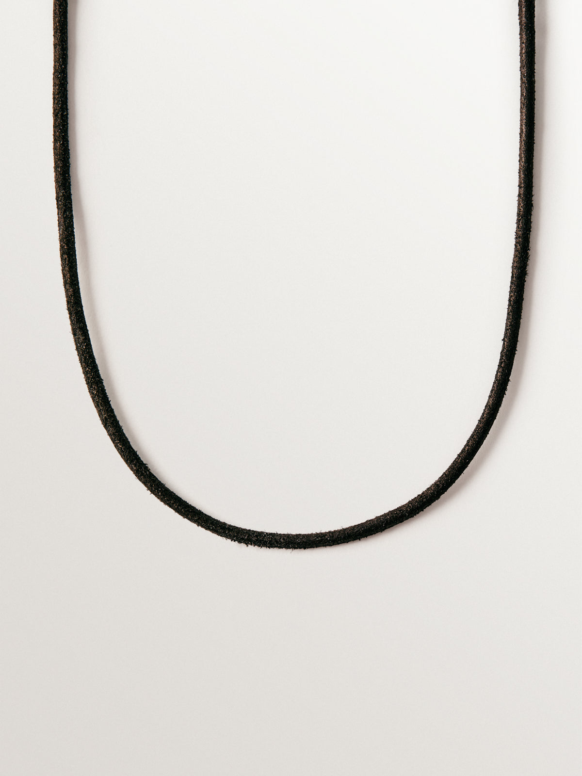 Cordel liso de cuero negro con acabados en plata 925 bañada en oro amarillo de 18K