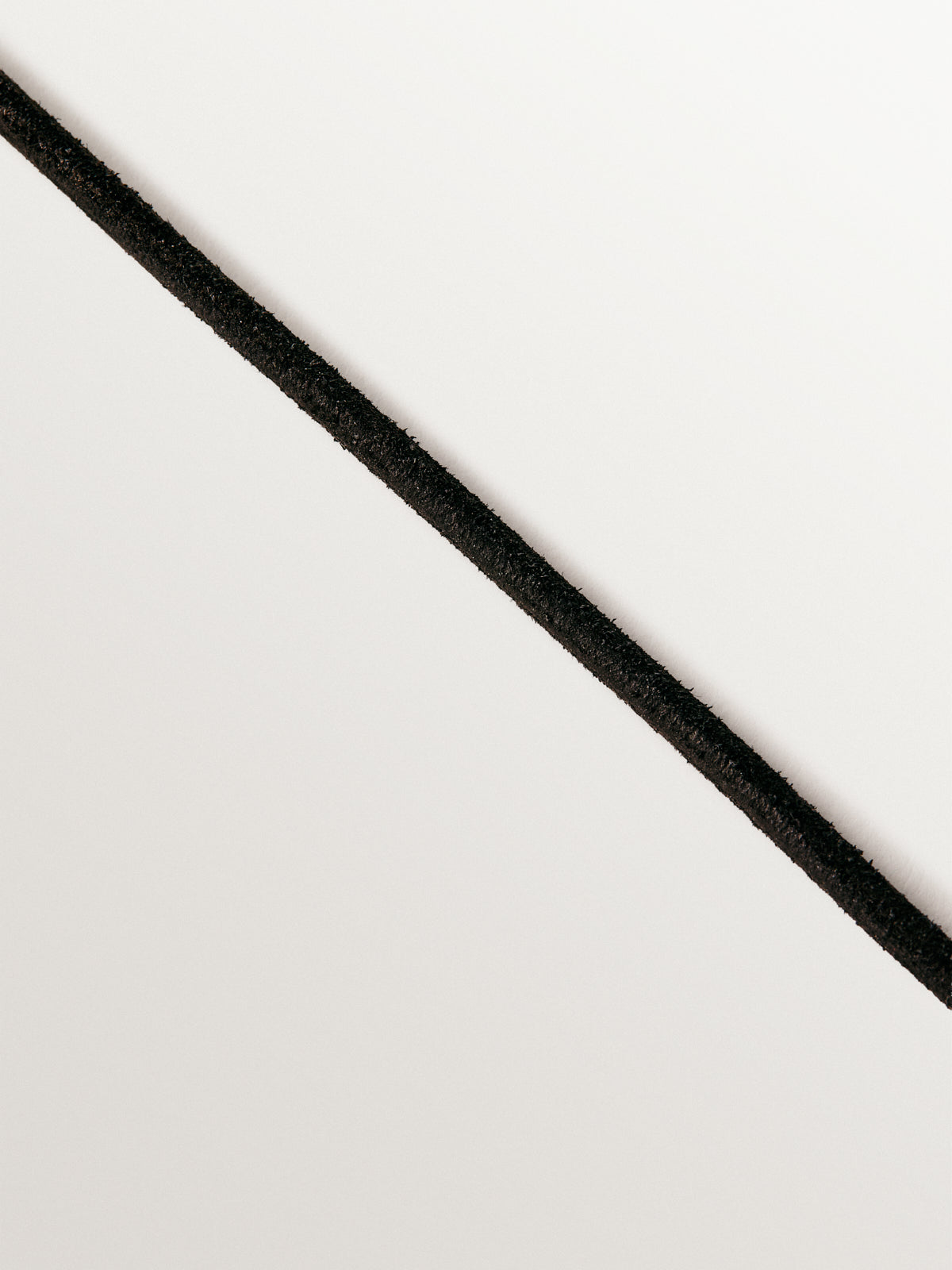 Cordel liso de cuero negro con acabados en plata 925 bañada en oro amarillo de 18K