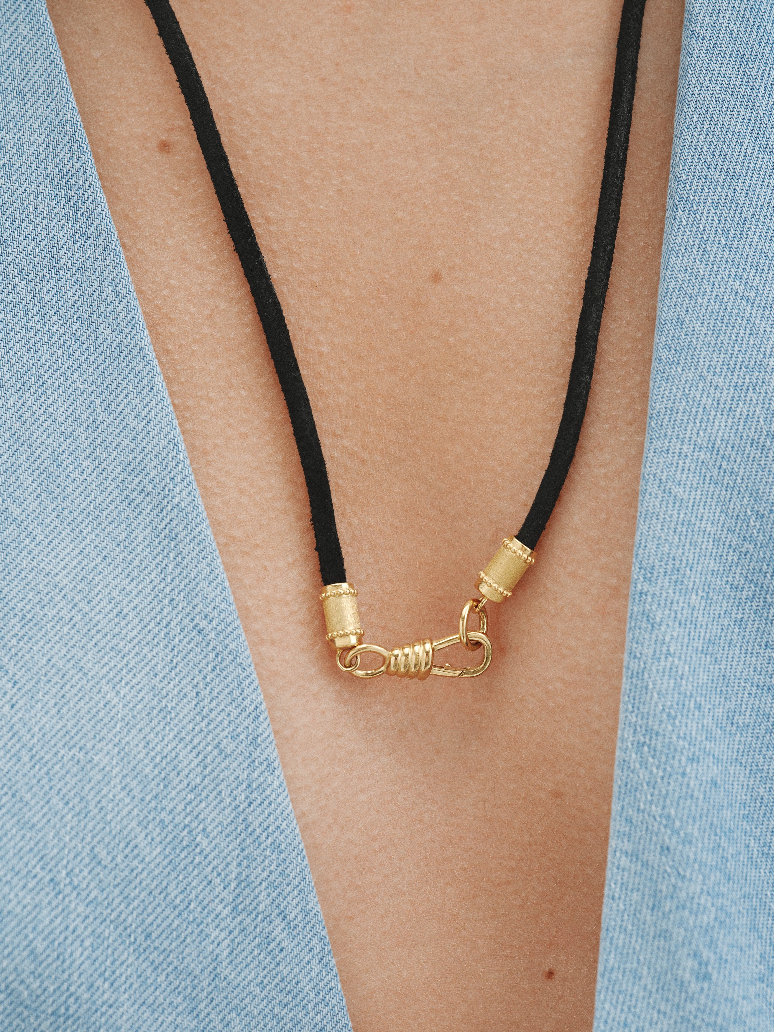 Cordel liso de cuero negro con acabados en plata 925 bañada en oro amarillo de 18K