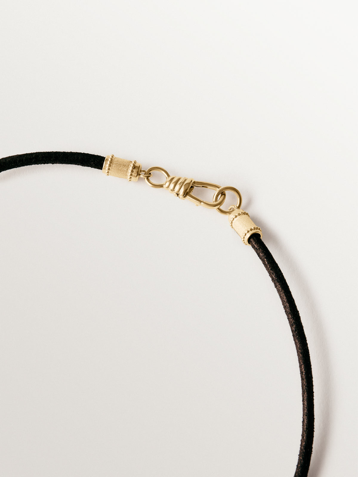 Cordel liso de cuero negro con acabados en plata 925 bañada en oro amarillo de 18K